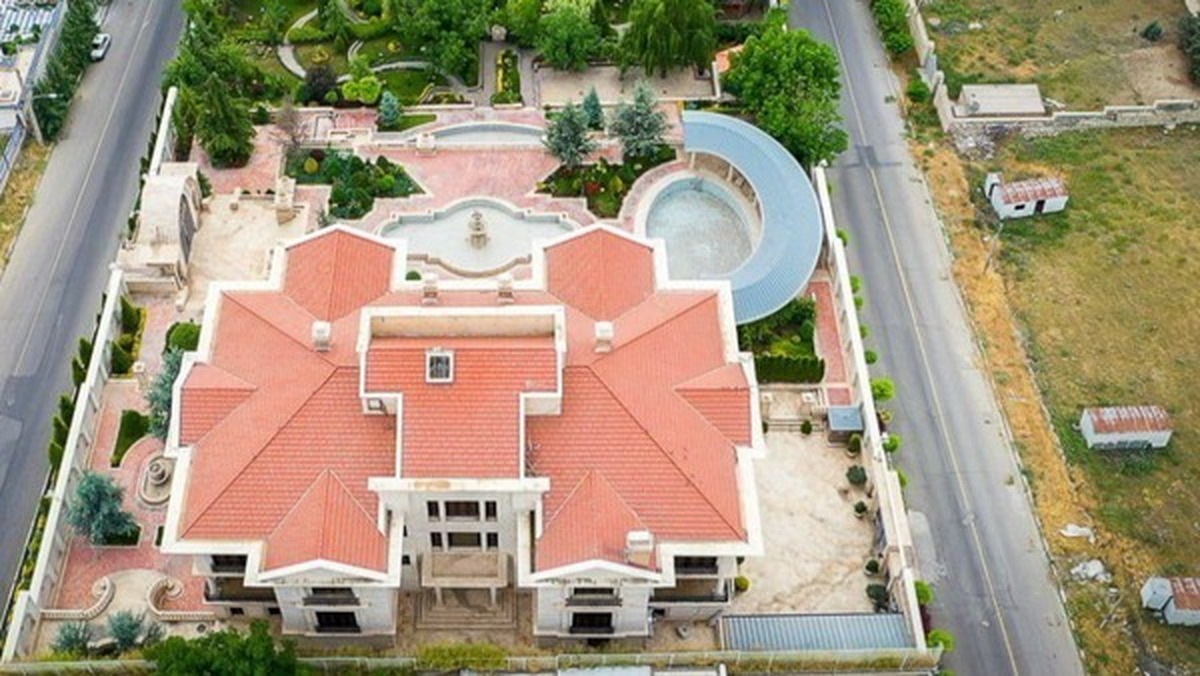 با دستور قضایی ویلای ۸ هزار متری اکبر رحیمی درآباد متهم ردیف اول پرونده چای دبش به ارزش بالغ بر ۵ هزار میلیارد تومان به منظور رد مال به بانک ملت تحویل داده شد تا از بدهی این بانک کسر شود.