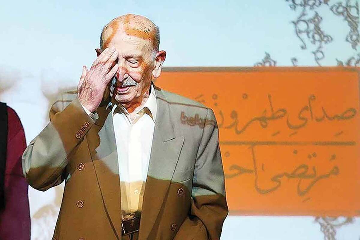 در کوچه‌پس‌کوچه‌های شلوغ تهران امروز، جایی که برج‌های شیشه‌ای آسمان را می‌شکافند و صدای بوق ماشین‌ها ریتم شهر را دیکته می‌کند، صدایی از دل تاریخ برمی‌خیزد‌؛ صدایی گرم، طنزآلود و سرشار از نوستالژی. این صدا متعلق به مرتضی احمدی است؛ مردی که نه فقط  بازیگر و صداپیشه‌ای برجسته، بلکه راوی ناگفته‌های تهران قدیم بود.