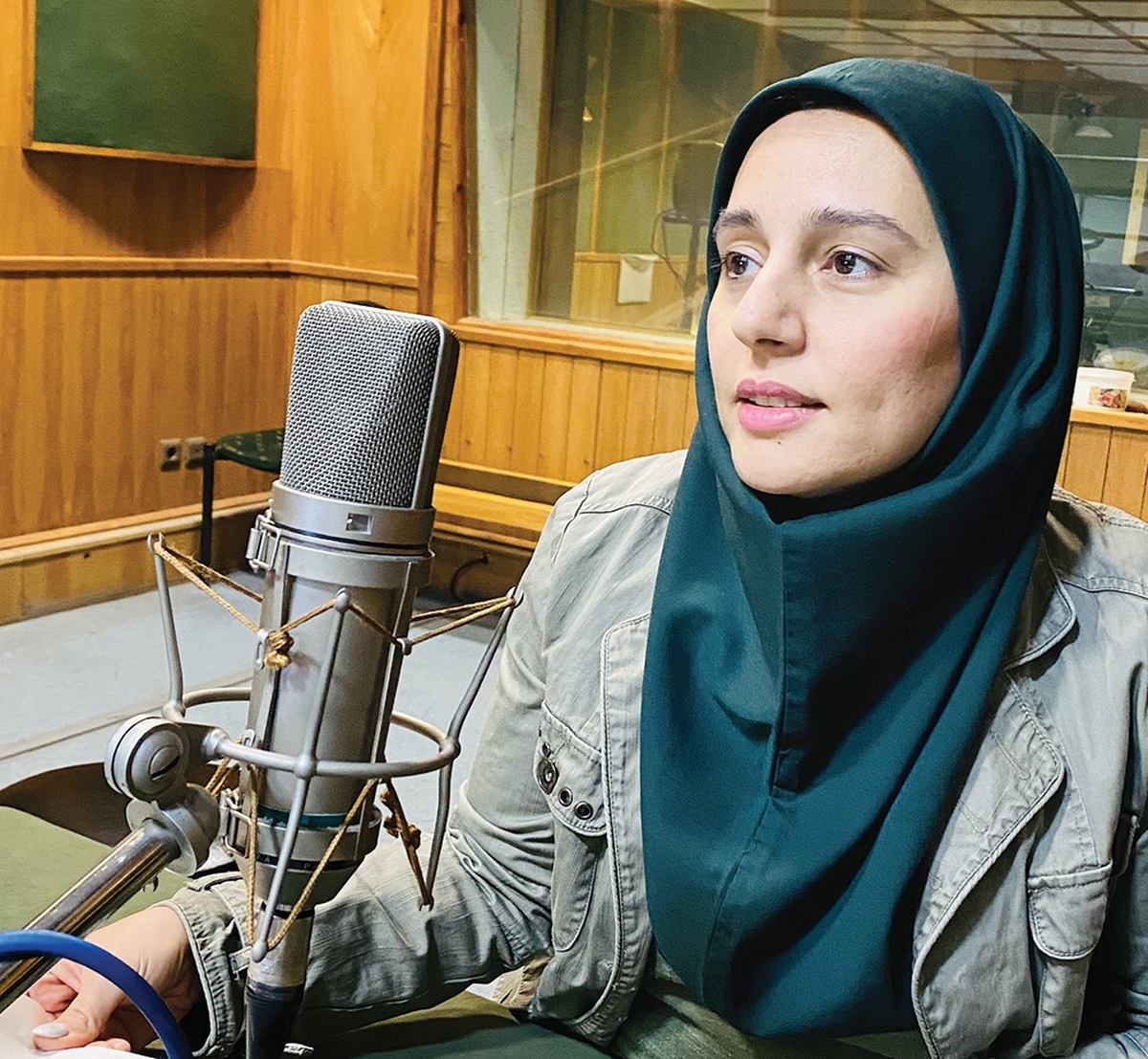 در عصری که شتاب،جای تأمل را گرفته و هیاهو، مجال شنیدن را ربوده،هنوز صدایی هست که از عشق برمی‌خیزد و با احترام ادامه می‌یابد؛ صدایی زلال و آشنا از نسلی که صداقت و لطافت را در رگ‌های هنر دوبله جاری کرده است. مهسا عرفانی، فرزند دو نام ماندگار صدا، حسین عرفانی و شهلا ناظریان، نه‌تنها وارث طنین و اصالت آن نسل‌طلایی‌ که راهی نو و روشن را نیز در این هنر رقم زده است.