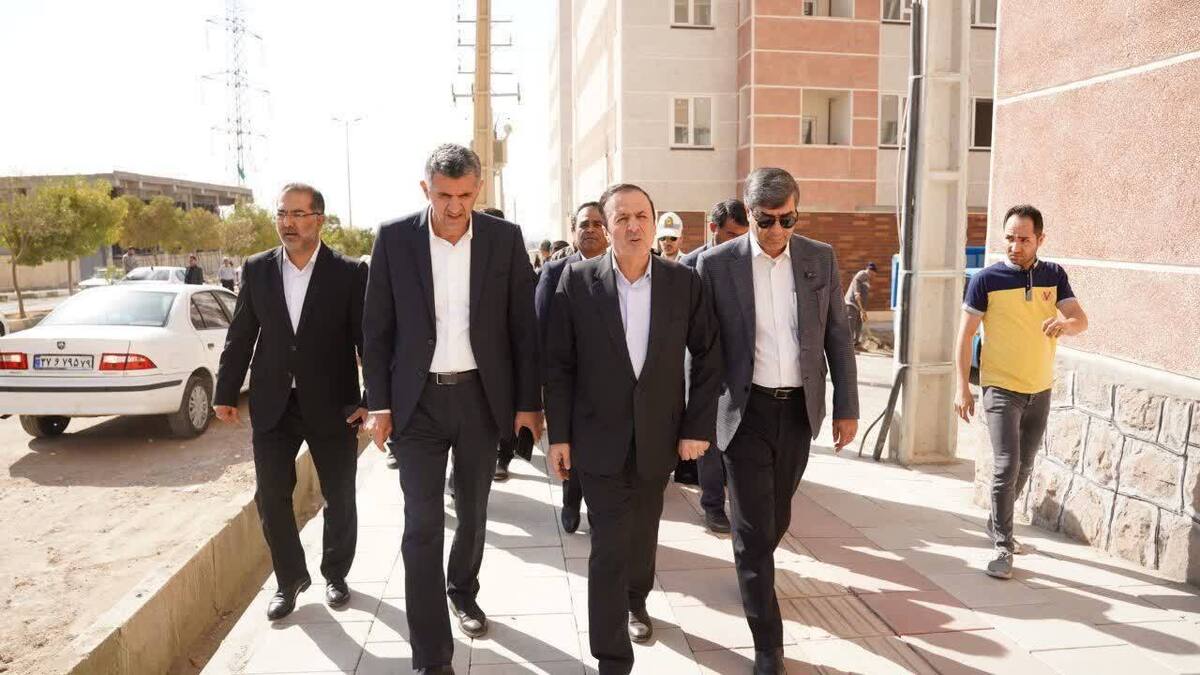 استاندار قزوین به همراه جمعی از مدیران دستگاه‌های اجرایی از پروژه نهضت ملی مسکن در شهرستان آبیک بازدید کرد.