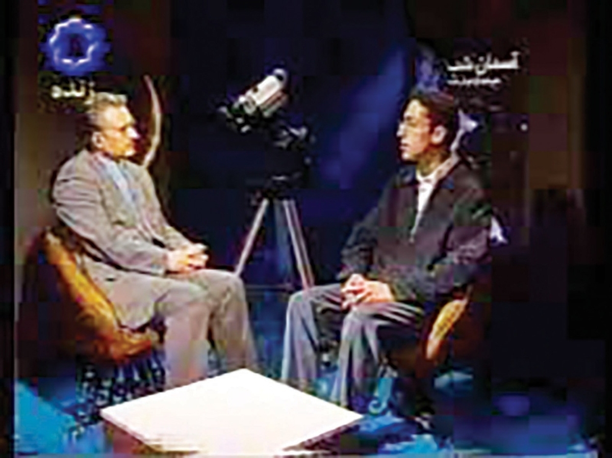 در روزهایی که تلویزیون پر از چهره‌های جدید و جوان است، نام‌های قدیمی هنوز در ذهن مردم ماندگارند. یکی از این نام‌ها، علی‌اکبر عبدالرشیدی است؛ مجری محبوب و با‌تجربه‌ای که در دهه‌های گذشته، تلویزیون ایران را با برنامه‌های پربیننده‌اش تسخیر کرده بود.اما امروز کمتر کسی از او خبر دارد. در دوران طلایی تلویزیون، عبدالرشیدی با صدای گرم و رویکرد منحصربه‌فردش میلیون‌ها بیننده را مجذوب خود کرده بود. اما حالا‌، او در جایی دور از چشم همه به سر می‌برد و هیچ‌کس نمی‌داند این چهره‌ محبوب کجاست و چه بر سر او آمده است.