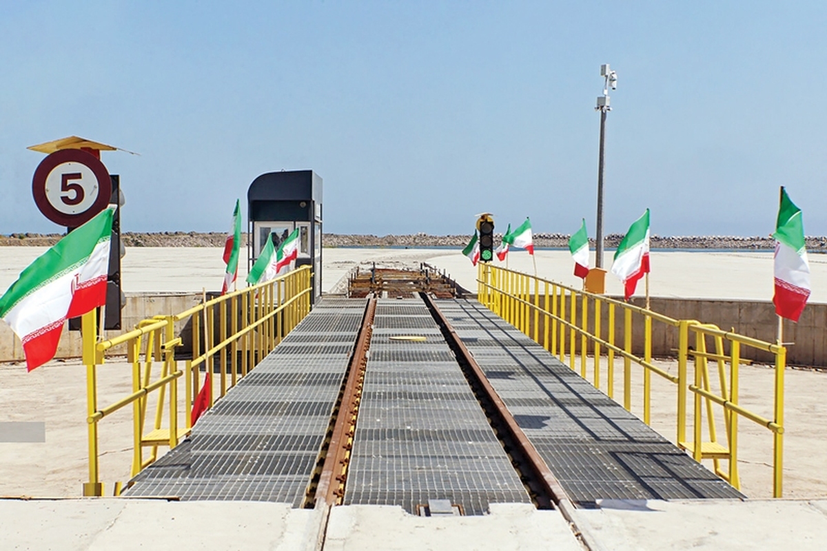 کریدور بین‌المللی شمال-جنوب، برای ایران فقط یک مسیر ترانزیتی نیست؛ بلکه راهبردی ژئو‌اقتصادی است که می‌تواند مفهوم موقعیت جغرافیایی کشورمان را از «مزیت بالقوه» به «ثروت بالفعل» تبدیل کند. این کریدور با اتصال بندر بمبئی هند به سن‌پترزبورگ روسیه از طریق بنادر چابهار،بندرعباس، انزلی و آستارا، مسیر حمل‌ونقل کالا را یش از۴۰درصدکوتاه‌تر می‌کندو هزینه‌هارا به‌شکل چشمگیری کاهش می‌دهد.