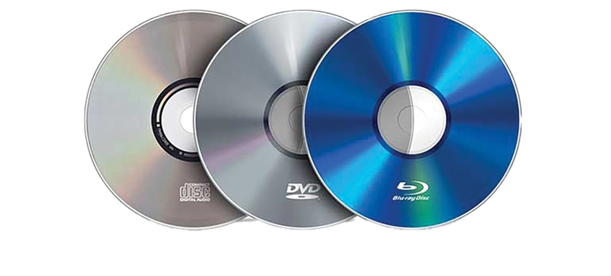 دکمه‌ Eject را که می‌فشردی، دیسک با صدای کلیک-خششش بیرون می‌آمد؛ انگار تکه‌ای از روحت را جدا می‌کردی؛۸۰ کیلوبایت! همین‌قدر جا داشتی که یک نامه تایپ کنی (با آن فونت‌های زشت DOS)، یک بازی ساده مثل Prince of Persia بریزی و دعا کنی وسط بازی هنگ نکند، یا سیستم‌عامل DOS را بوت کنی.