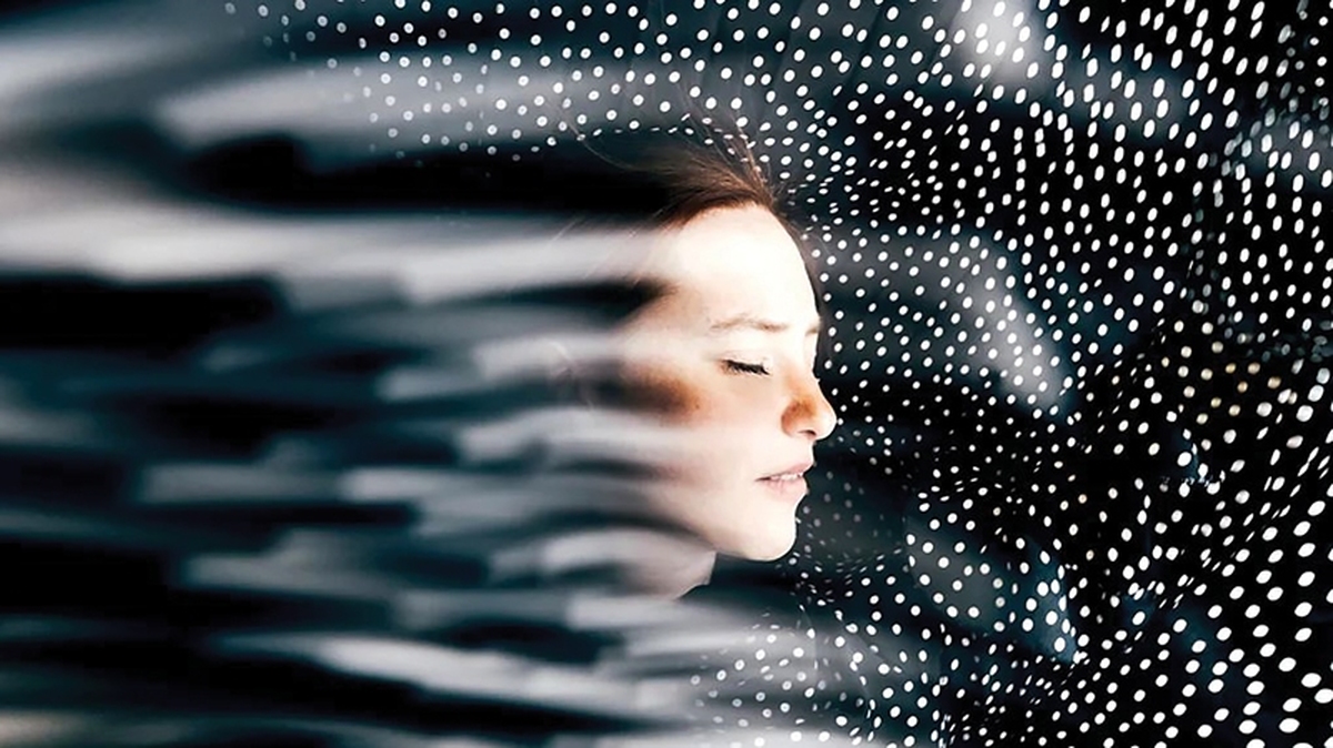 تصور کنید احساسات‌شما کاملا تحت کنترل خودتان قرار دارد اما آیا واقعا این‌طور است؟ دانشمندان اکنون می‌گویند هورمون‌ها ــ آن پیام‌رسان‌های شیمیایی نامرئی ــ نه‌تنها جسم،بلکه ذهن ماراهم دستکاری می‌کنند.ازافسردگی پس اززایمان تا اضطراب‌های مداوم، این مواد شیمیایی می‌توانند خلق‌وخوی ما را دگرگون کنند. پژوهشگران درتلاشندتابامهار این نیروها،درمان‌های جدیدی برای اختلالات روانی بیافرینند.