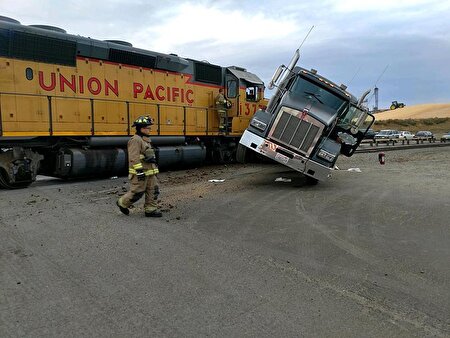 ببینید | برخورد شدید قطار با یک دستگاه کامیون در هلند