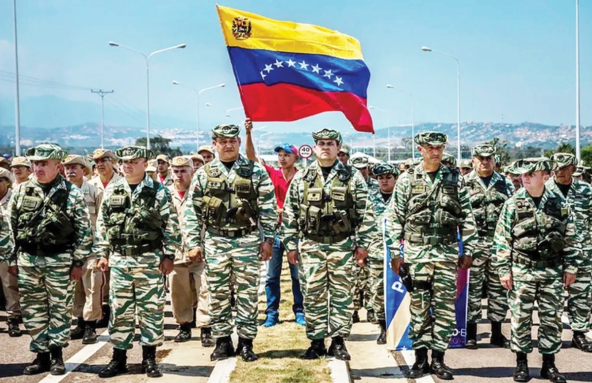 ناو هواپیمابر و غول‌پیکر‌ «USS Gerald R. Ford‌» بزرگ‌ترین کشتی جنگی جهان، با ظرفیت حمل ۹۰ هواپیما و هلیکوپتر تهاجمی، به آب‌های ونزوئلا نزدیک می‌شود و هر لحظه سایه تهدید نظامی آمریکا بر آمریکای لاتین سنگینی می‌کند.