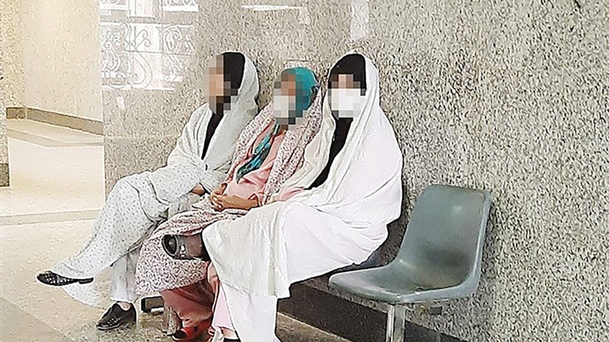 پرونده ۱۵زن و مردکه باند آدم‌ربایی و خرید و فروش نوزادان راه‌اندازی کرده بودند با صدور کیفرخواست برای متهمان، به دادگاه ارسال شد.به گزارش خبرنگار جام‌جم، رسیدگی به این پرونده اوایل تیر سال گذشته زمانی آغاز شد که زوج تبعه افغانستان با حضور در پلیس آگاهی تهران شکایت کردندکه دختر سه ساله‌شان در جنوب تهران وقتی مشغول بازی در خیابان بوده ناپدید شده.