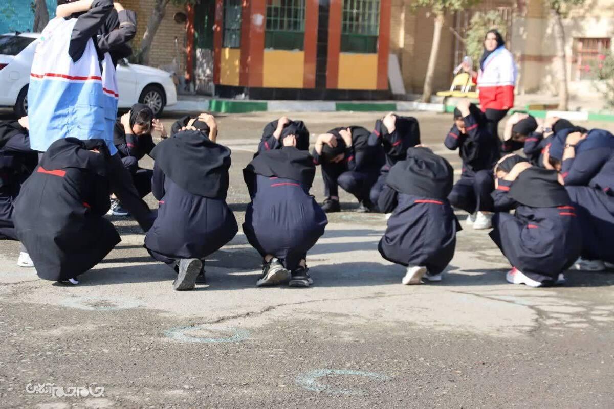 همزمان با هفته پدافند غیرعامل، مانور باشکوهی با حضور جمعی از مسئولین شهرستان، معلمان و دانش آموزان در دبیرستان قاضی طباطبایی برگزار شد.
