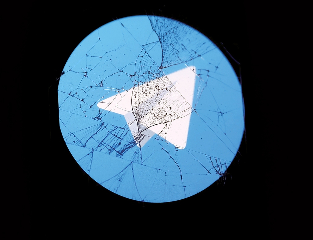 دی‌ماه ۱۴۰۲، شورای‌عالی فضای مجازی در جلسه‌ای که با حضور سران سه قوه برگزار شد، سندی ۳۲ ماده‌ای را تحت عنوان «الزامات تسهیل دسترسی قانون‌مند به سکوهای خارجی» به تصویب رساند که به امضای رئیس‌جمهور وقت رسید.