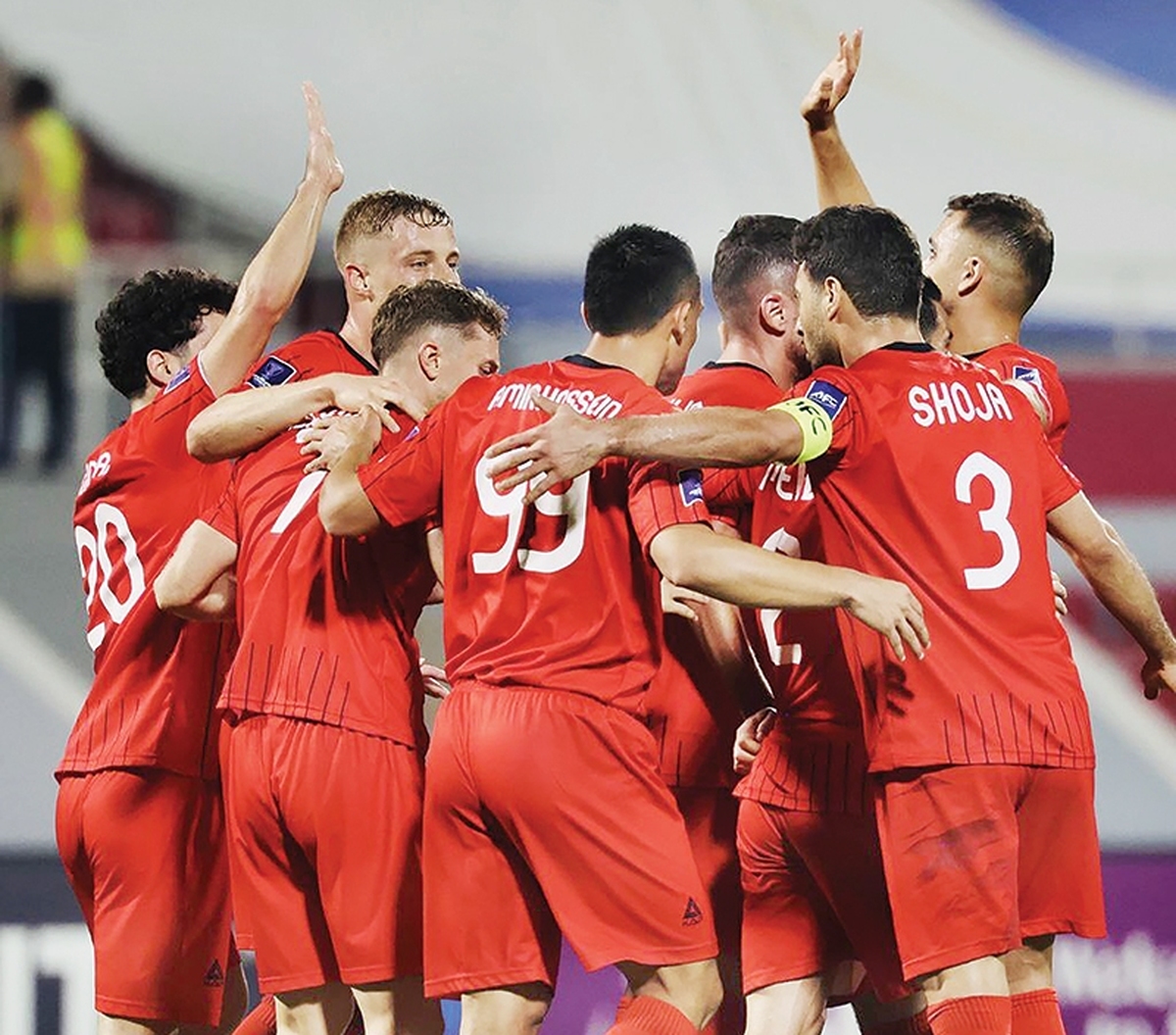 ورزشگاه یادگار امام (ره) تبریز امشب و از ساعت ۱۹ و ۳۰ دقیقه، به کانون هیجان فوتبال آسیا بدل می‌شود. تراکتور تبریز، پرچمدار فوتبال ایران در لیگ نخبگان، در چارچوب هفته چهارم این تورنمنت میزبان الشرطه عراق خواهد بود. شاگردان دراگان اسکوچیچ که در هفته سوم با نمایشی درخشان مقابل الشارجه امارات و پیروزی ۵ بر صفر مقابل این تیم اماراتی دل هواداران را شاد کرده‌اند، امشب تشنه دومین پیروزی قاطع خود هستند.