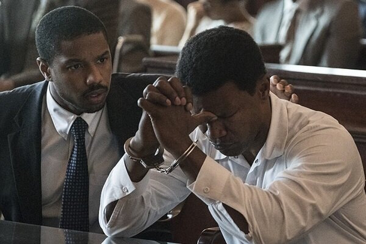 با وجود همه ادعاهای شداد و غلاظ دموکراسی و حقوق بشر و شعارهای ضد نژادپرستی اما فیلم‌های هالیوودی مملو از نژادپرستی نسبت به همان «دیگران» است. آثاری که ظاهرا از ظلم به سیاهپوستان می‌گویند اما همچنان آنها را عناصری درجه۲ و بی‌خاصیت و بی‌مصرف و بی‌عرضه نشان می‌دهند که برای آزادی خود نیاز به سفیدپوستان موطلایی چشم‌آبی دارند!