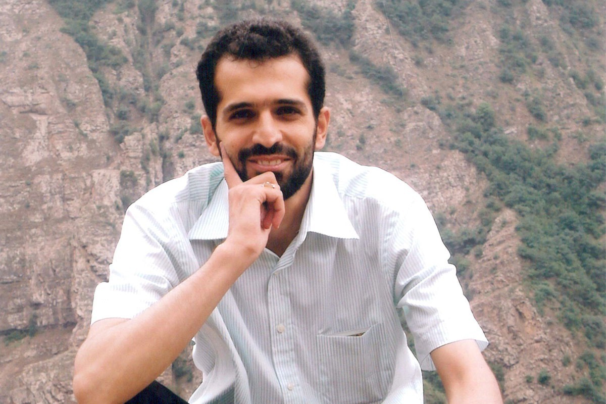 شهید دکتر مصطفی احمدی‌روشن از چهره‌های درخشان و ماندگار علم و ایمان در ایران معاصر است. او درهمدان به دنیا آمد و پس از پایان تحصیلات متوسطه،با رتبه‌ای ممتاز وارددانشگاه صنعتی‌شریف شدو دررشته مهندسی‌شیمی تحصیل کرد.