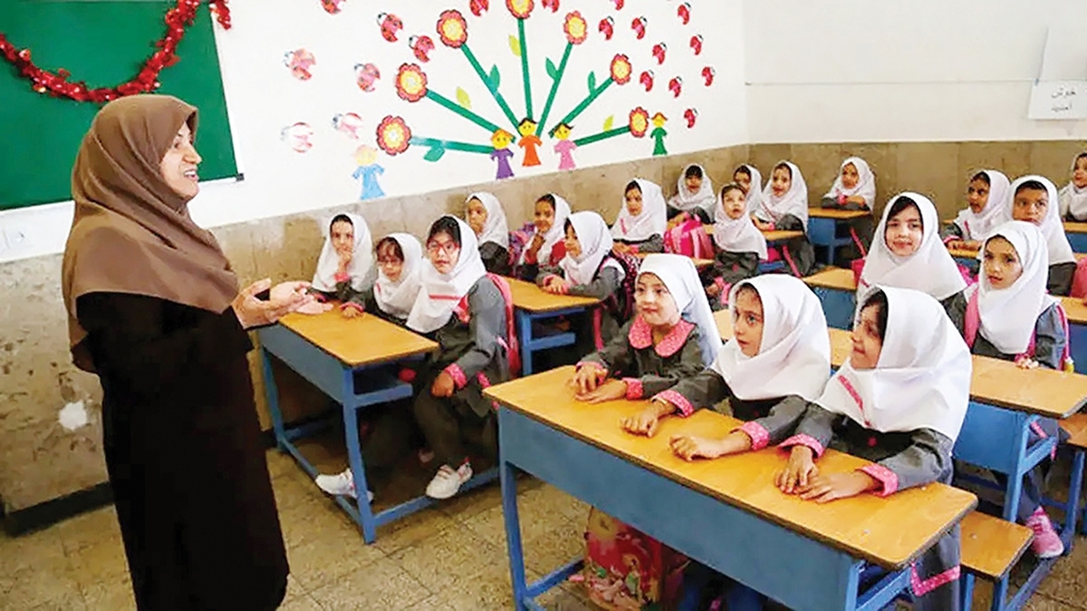 ایلام از‌جمله استان‌های ایران به‌شمار می‌‌آید که نیازمند رسیدگی و تامین بسیاری از امکانات است؛ منطقه‌ای که در عین برخورداری از ظرفیت‌های طبیعی و منابع انرژی فوق‌العاده، هنوز از محرومیت‌ها رنج می‌برد. آمارها نشان می‌دهند بخشی از مدارس ایلام فرسوده بوده و با کمبود تجهیزات آموزشی مواجه هستند.