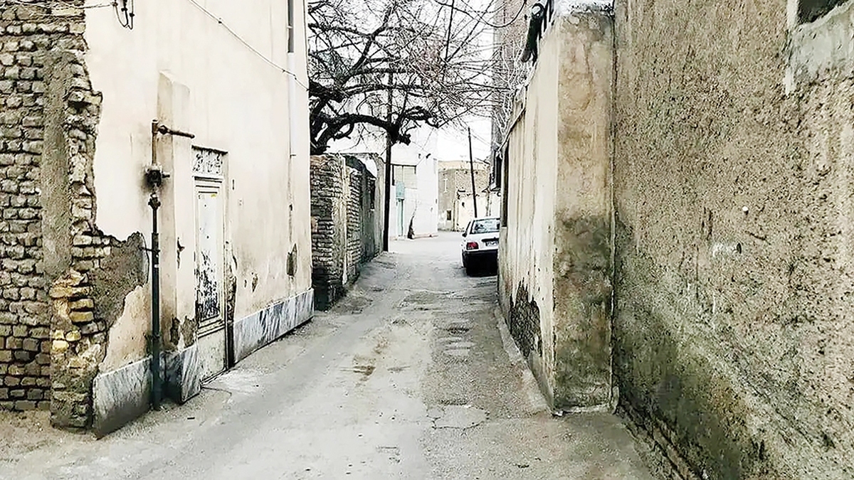 در دل شهر، محله‌هایی وجود دارد که به نظر می‌رسد زمان در آنها متوقف شده است. کوچه‌های تنگ، دیوارهای ترک‌خورده و خانه‌هایی که هر زلزله کوچک می‌تواند برای‌شان فاجعه‌بار باشد اما در پس این بافت‌های قدیمی که هزاران خاطره در آن نهفته، واقعیتی تلخ پنهان است‌؛ خانه‌هایی ناایمن با زیرساخت‌هایی فرسوده. معضلی که سال‌‌هاست مورد بحث و بررسی قرار گرفته اما هنوز راه‌حلی عملی برای آن اجرا نشده است.