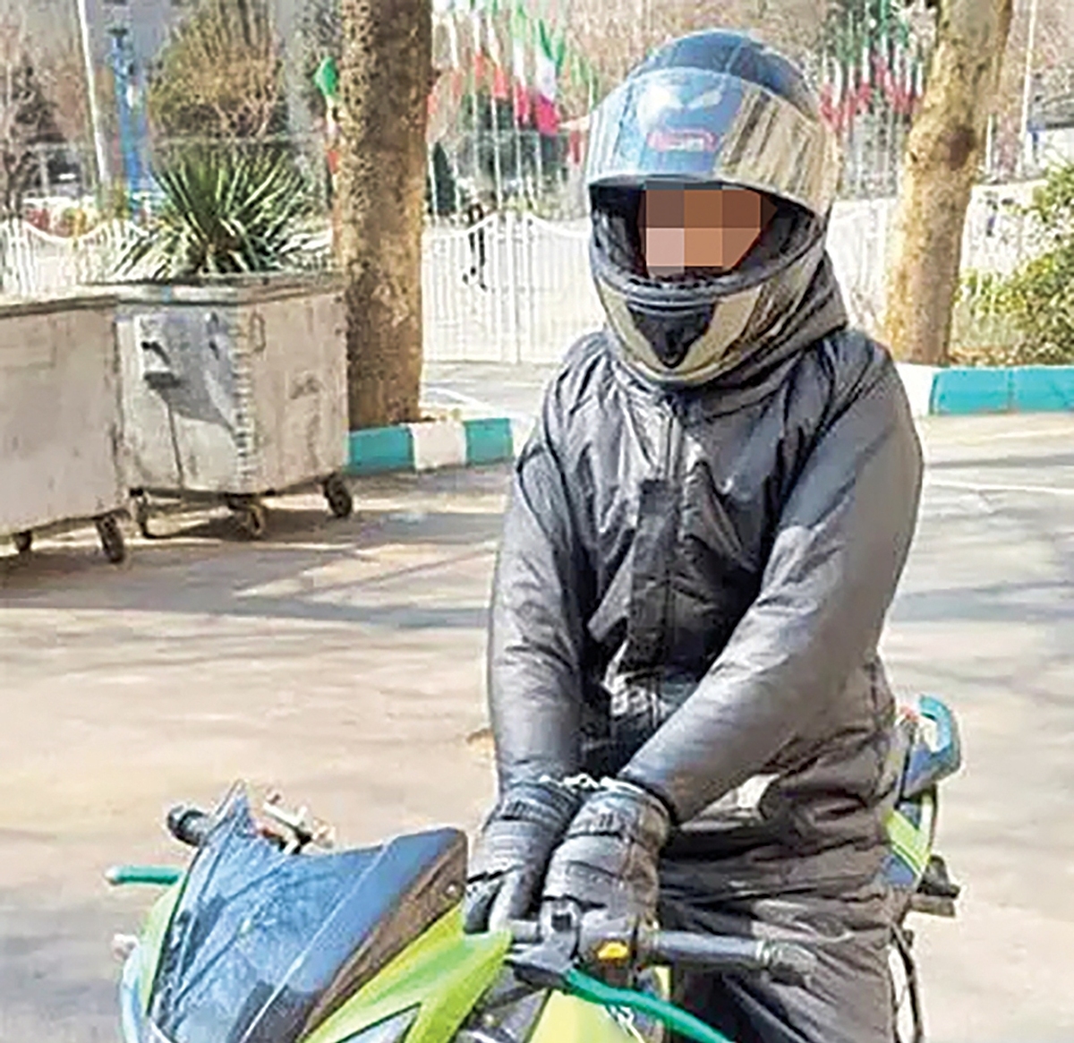 مرد آزارگر که زنان را به بهانه کار به دام انداخته بود، به اتهام افساد فی‌الارض در دادگاه انقلاب محاکمه و محکوم به اعدام شد. او پیش از این در دادگاه کیفری یک استان تهران نیز بابت آزار و اذیت‌های قربانیان حکم مرگ گرفته بود.