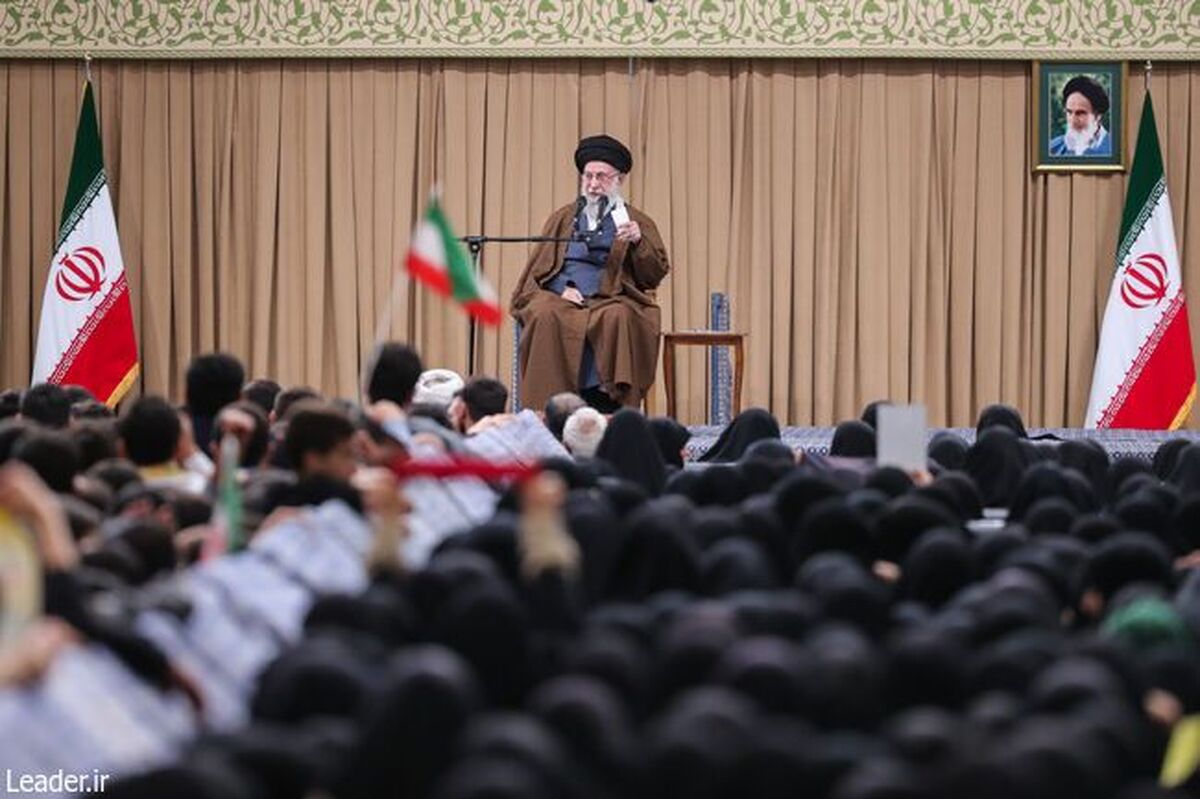 در آستانه روز سیزده آبان، «روز دانش آموز و روز ملی مبارزه با استکبار جهانی» حضرت آیت‌الله خامنه‌ای رهبر انقلاب اسلامی صبح امروز در دیدار هزاران تن از دانش‌آموزان و دانشجویان و جمعی از خانواده‌های شهدای جنگ تحمیلی ۱۲ روزه، سالروز تسخیر سفارت آمریکا به عنوان مرکز توطئه و نقشه‌پردازی بر ضد انقلاب اسلامی، در سیزدهم آبان  سال ۱۳۵۸را روز «افتخار و پیروزی» و روز «روشن شدن هویت حقیقی دولت  استکباری آمریکا» خواندند و با تأکید بر ضرورت ثبت این روز در حافظه ملی، با تبیین سابقه دشمنی آمریکا با ملت ایران که از کودتای ۲۸ مرداد آغاز شد و همچنان ادامه دارد، تأکید کردند: اختلاف جمهوری اسلامی و آمریکا، اختلافی ذاتی و تقابل منافع دو جریان آمریکا و جمهوری اسلامی است و تنها در صورتی که آمریکا پشتیبانی خود را از رژیم ملعون صهیونیستی به‌طور کامل قطع و پایگاه های نظامی خود را از منطقه جمع‌آوری کند و در امور آن نیز دخالت نکند، درخواست آمریکایی ها برای همکاری با ایران نه در آینده نزدیک بلکه برای بعدها، قابل بررسی خواهد بود.