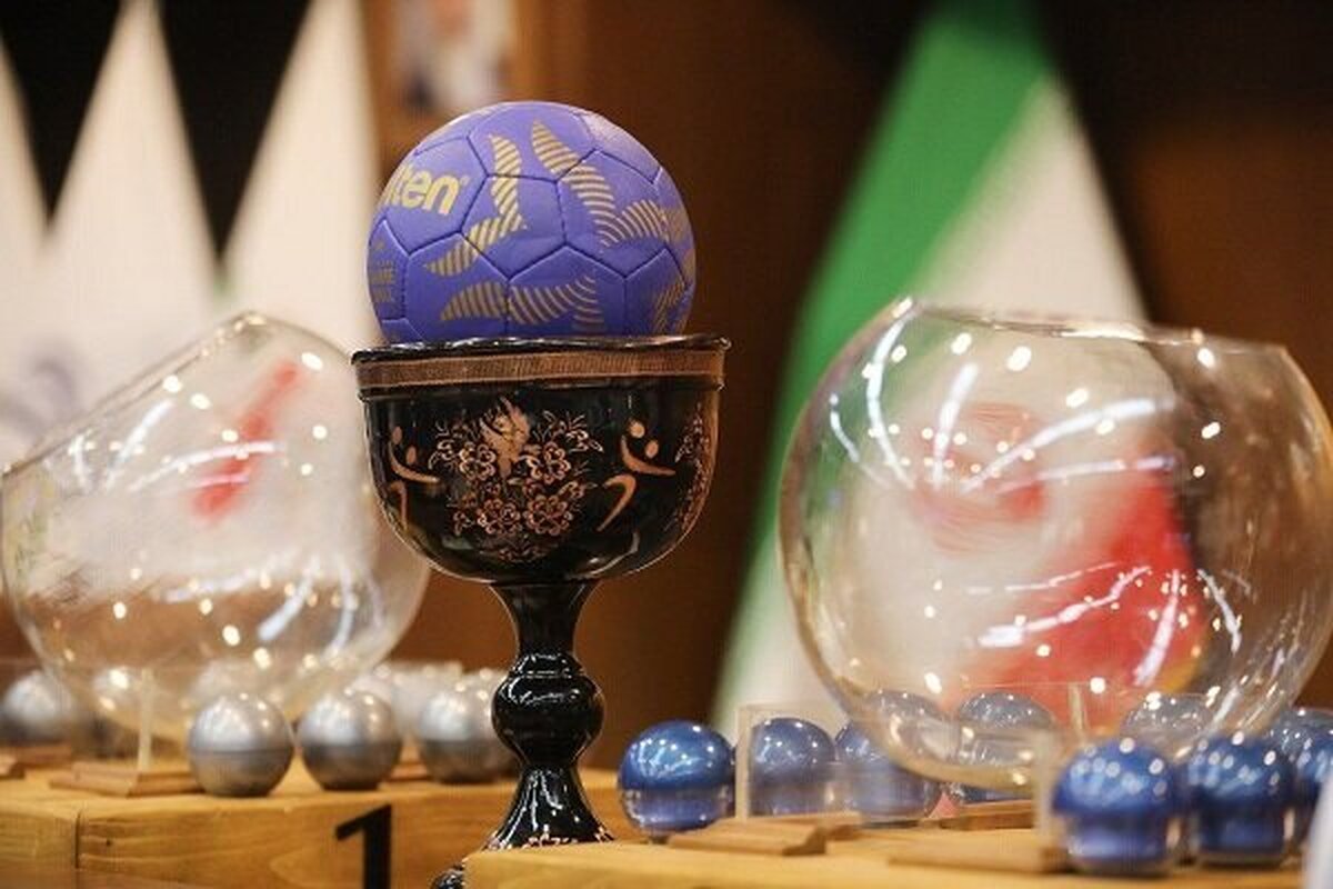 قرعه کشی مرحله یک شانزدهم نهایی رقابت‌های فوتبال جام حذفی برگزار شد که در مهمترین بازی تیم فوتبال پرسپولیس باید در تبریز به مصاف تراکتور برود.