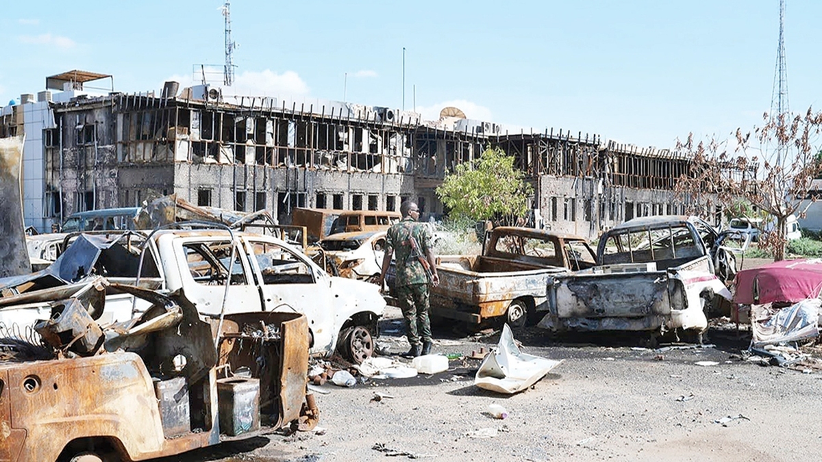 درقلب قاره سیاه، کشوری قرار دارد که امروز قربانی طمع قدرت‌های منطقه‌ای و جهانی شده است‌؛ کشوری با ثروت‌های طلایی، موقعیتی استراتژیک و مردمی که در میان آتش جنگ و گرسنگی، صدای‌شان به جایی نمی‌رسد. سودان، سومین کشور پهناور آفریقا، اکنون شاهد یکی از هولناک‌ترین فجایع انسانی قرن بیست‌ویکم است؛ فاجعه‌ای که رسانه‌های جهانی عامدانه چشم بر آن بسته‌اند.