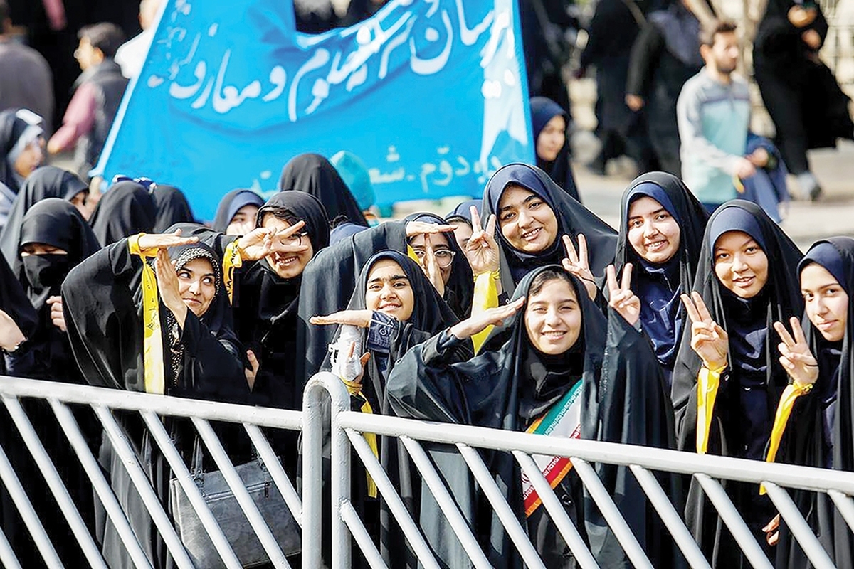 روز دانش‌آموز امسال در‌حالی فرا‌رسیدکه تقارن معنادار آن باشهادت حضرت فاطمه‌ زهرا‌(س)و پشت‌سر‌گذاشتن رخدادهایی همچون جنگ تحمیلی ۱۲روزه میان ایران و رژیم غاصب صهیونیستی، به این روز رنگ‌و‌بوی متفاوتی بخشید.