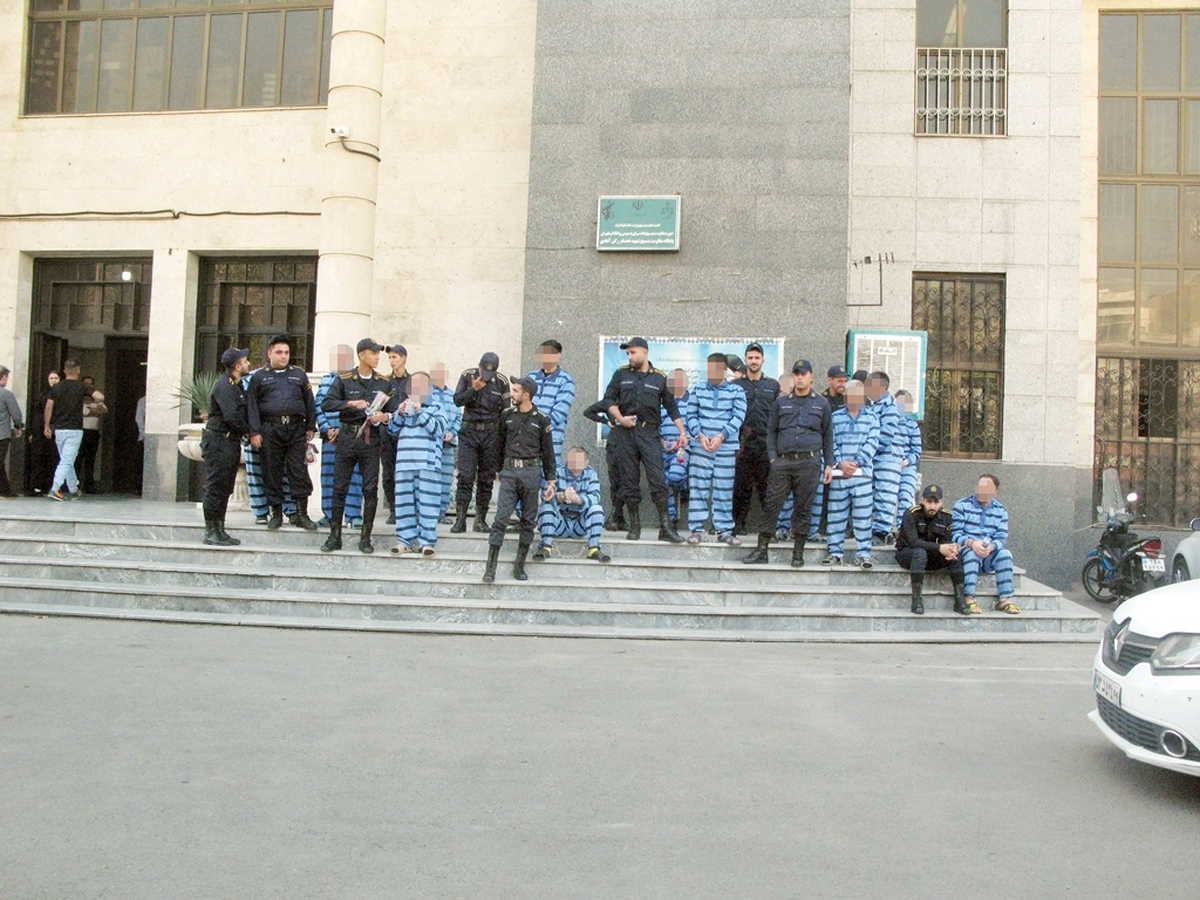 ۱۴مرد زندانی که به اتهام جنایت‌های جداگانه‌ای زیر حکم قصاص در زندان بودند، با تلاش خانواده‌های‌شان، واحد صلح و سازش اجرای احکام دادسرای جنایی تهران و خیرین از سوی اولیای‌دم بخشیده شدند. چند نفری از آنها دیروز از زندان آزاد شدند و بقیه نیز به‌زودی به خانه برمی گردند.