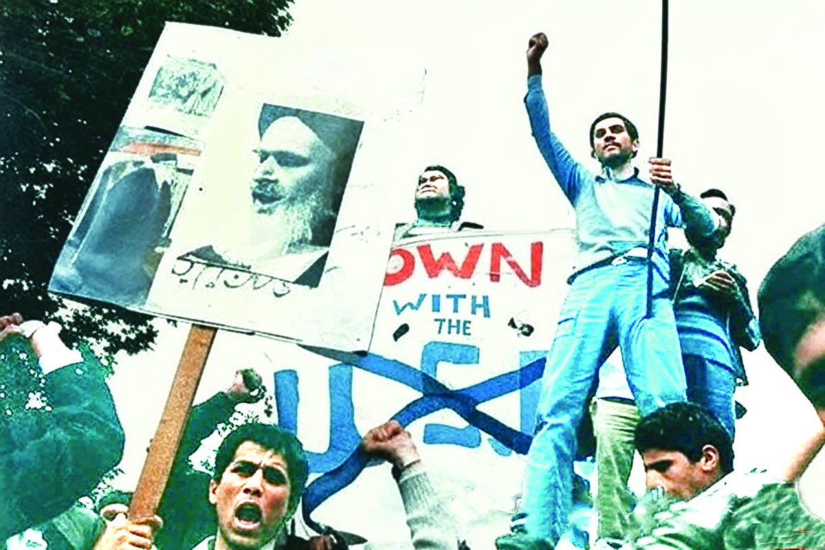 تسخیر لانه جاسوسی آمریکا در۱۳آبان۱۳۵۸، یکی از نقاط عطف انقلاب اسلامی ایران بودکه نه‌تنها هیمنه استکبار جهانی را شکست، بلکه به نمادی ضد امپریالیستی در ادبیات سیاسی وفرهنگی ایران تبدیل شد. این رویداد، که در ادبیات غربی «بحران گروگان‌گیری» نامیده می‌شود، موجی از تولیدات ادبی، تاریخی و مستند را به‌دنبال داشت.اسناد به‌دست‌آمده از سفارت، بستری برای ده‌ها پژوهش و نگارش فراهم کرد و بر گونه‌های خاطرات تا تحلیل سیاسی و حتی رمان داستانی تاثیر گذاشت. تا امروز، صدها کتاب در این زمینه منتشر شده که عمدتا بر پیش‌زمینه‌ها، پیامدها و اسناد تمرکز دارند.