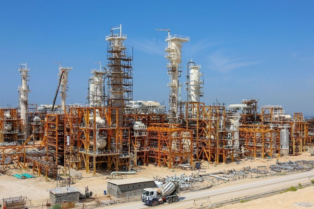 لوله‌های فولادی در هم تنیده‌اند و مخازن غول‌پیکر را به هم متصل می‌کنند. تا چشم کار می‌کند، آهن و فولاد است که با طراحی‌های پیچیده در کنار هم قرار گرفته و سازه‌هایی عظیم را شکل داده‌اند. صحبت از عسلویه است؛ منطقه‌ای میان کوه و دریا، در ساحل خلیج همیشه فارس، جایی که نامش با انرژی و صنعت گره خورده است. 