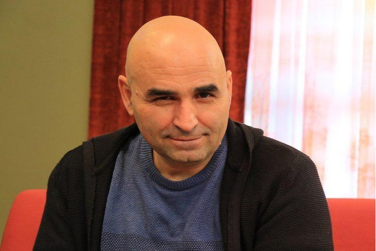 علیرضا مسعودی، معروف به علی مشهدی، یکی از شناخته‌شده‌ترین چهره‌های سینما، تلویزیون و استندآپ کمدی ایران است که سال‌ها با طنز و شوخ‌طبعی خود توانسته مخاطبان را با خود همراه کند.
 او نه فقط بازیگری توانا و کارگردانی خلاق، بلکه نویسنده‌ای است که بسیاری از آثار تلویزیونی و سینمایی محبوب، ازجمله برنامه‌های طنز و سریال‌های موفق، با ذهن خلاق او شکل گرفته. این روزها علی مشهدی در زندگی واقعی و فضای مجازی مسیر تازه‌ای را تجربه می‌کند. او چالش «۷۵ روز» را در دستور کار خود قرار داده و با تولید و انتشار مستمر محتوا، علاوه بر جذب مخاطبان وفادار، بازخورد گسترده‌ای در شبکه‌های اجتماعی دریافت کرده است. این چالش که تلفیقی از طنز، خلاقیت و تجربه‌های شخصی است، فرصتی برای علی مشهدی فراهم کرده تا جنبه‌های تازه‌ای از شخصیت و جهان‌بینی خود را با مخاطبان به اشتراک بگذارد. از سوی دیگر، سفر اخیر او به رشت و تجربه‌هایی که در این شهر به‌صورت پیش‌بینی‌نشده رقم خورد، داستان‌هایی جذاب و خواندنی را برای هوادارانش رقم زده است؛ اتفاقاتی که نه‌ فقط نشان‌دهنده روحیه بازیگوش و کنجکاو اوست، بلکه بیانگر نگاه دقیق و طنزآلودش به زندگی روزمره نیز هست. در گفت‌وگوی خودمانی و صمیمانه‌ای که با علی مشهدی داشتیم، او درباره تجربه‌های تازه خود در عرصه نمایش‌ خانگی سخن گفت؛ نکاتی که برای اولین‌بار مطرح می‌کند و بازتابی از نگاه نوآورانه‌اش به صنعت سرگرمی و تلویزیون است. همچنین علی مشهدی درباره تجربه نخستین فیلم سینمایی خود صحبت کرد؛ تجربه‌ای که هم چالش‌برانگیز بود و هم هیجان‌انگیز و به او فرصت داد تا استعدادهای تازه‌اش را در قالب یک پروژه سینمایی محک بزند. این گفت‌وگو فرصتی است برای شنیدن روایت‌های صادقانه، جذاب و گاه طنزآمیز یک هنرمند که از دل خاطرات گذشته، چالش‌های امروز و نگاه تازه‌اش به سینما و تلویزیون شکل گرفته است. خواننده با این گفت‌وگو نه فقط با مسیر حرفه‌ای علی مشهدی آشنا شده، بلکه از جنبه‌های شخصیتی، خلاقیت و دغدغه‌های یک هنرمند مدرن نیز مطلع می‌شود و می‌تواند تجربه‌ای نزدیک و انسانی از پشت‌صحنه دنیای هنر و سرگرمی ایران داشته باشد.