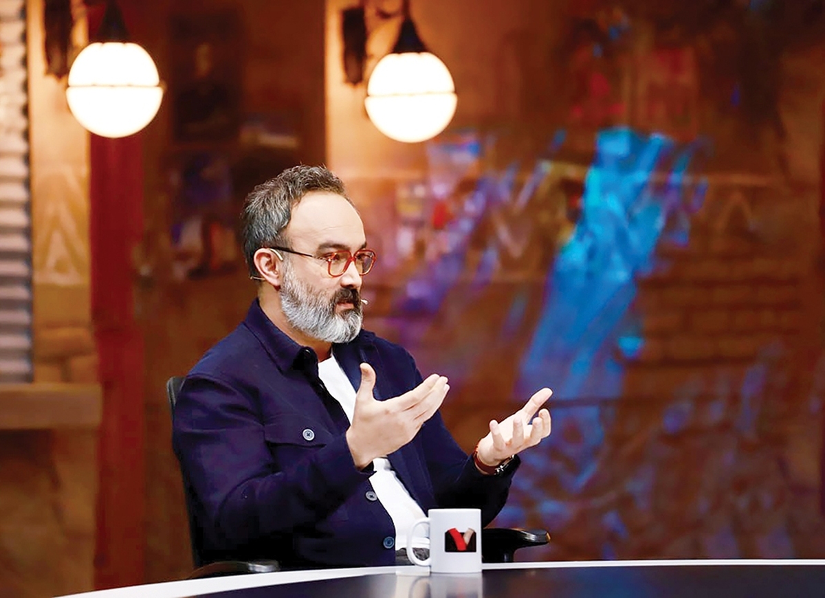 برنامه هفت با مسیر پرفراز و نشیبی که از سال‌ها قبل داشت، روی مجریانی همچون فریدون جیرانی، محمود گبرلو و محمدحسین لطیفی را به‌خود دیده است‌؛ برنامه‌ای که بعد ازاتمام کاربرندهایی مثل هنر هفتم،سینما دو،سینماملت،نقدچهار، میزانسن وشهر فرنگ، توانست یکه‌تاز صحبت از هنر هفتم در قاب سیما شود.