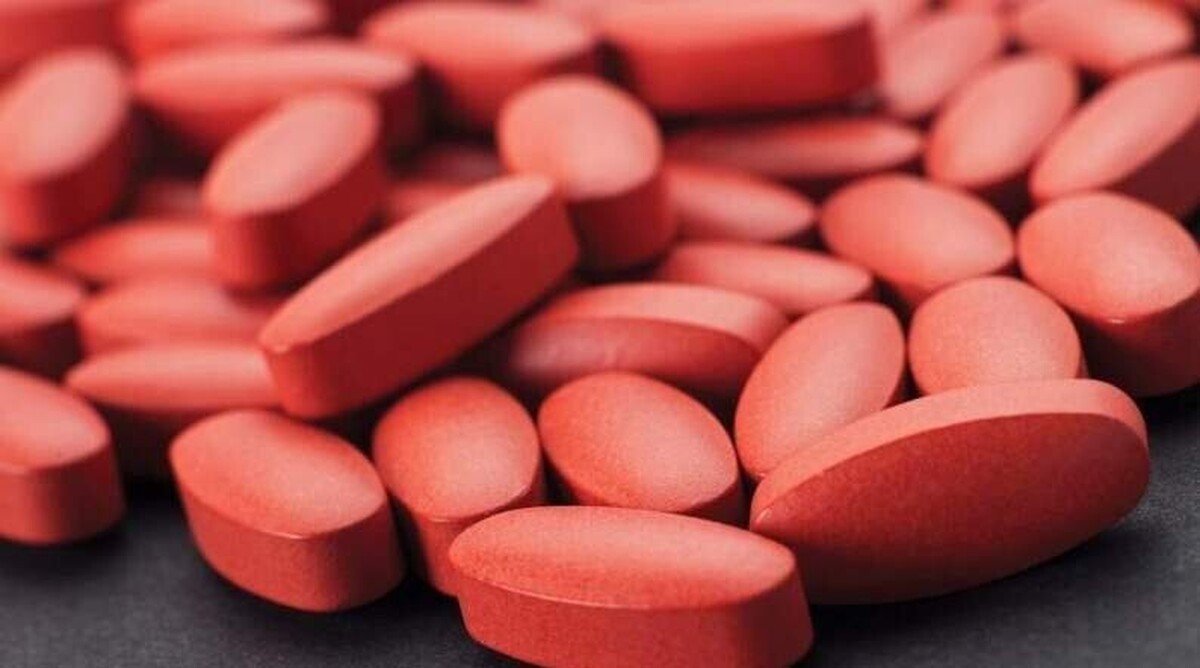 مصرف همزمان مکمل‌های آهن و کلسیم می‌تواند باعث کاهش جذب آهن در بدن شود. اگر باید هر دو را مصرف کنید، بهتر است میان وعده‌های مصرفی خود فاصله دو ساعته ایجاد کنید تا بدن بتواند هر دو ماده معدنی را به‌درستی جذب کند.