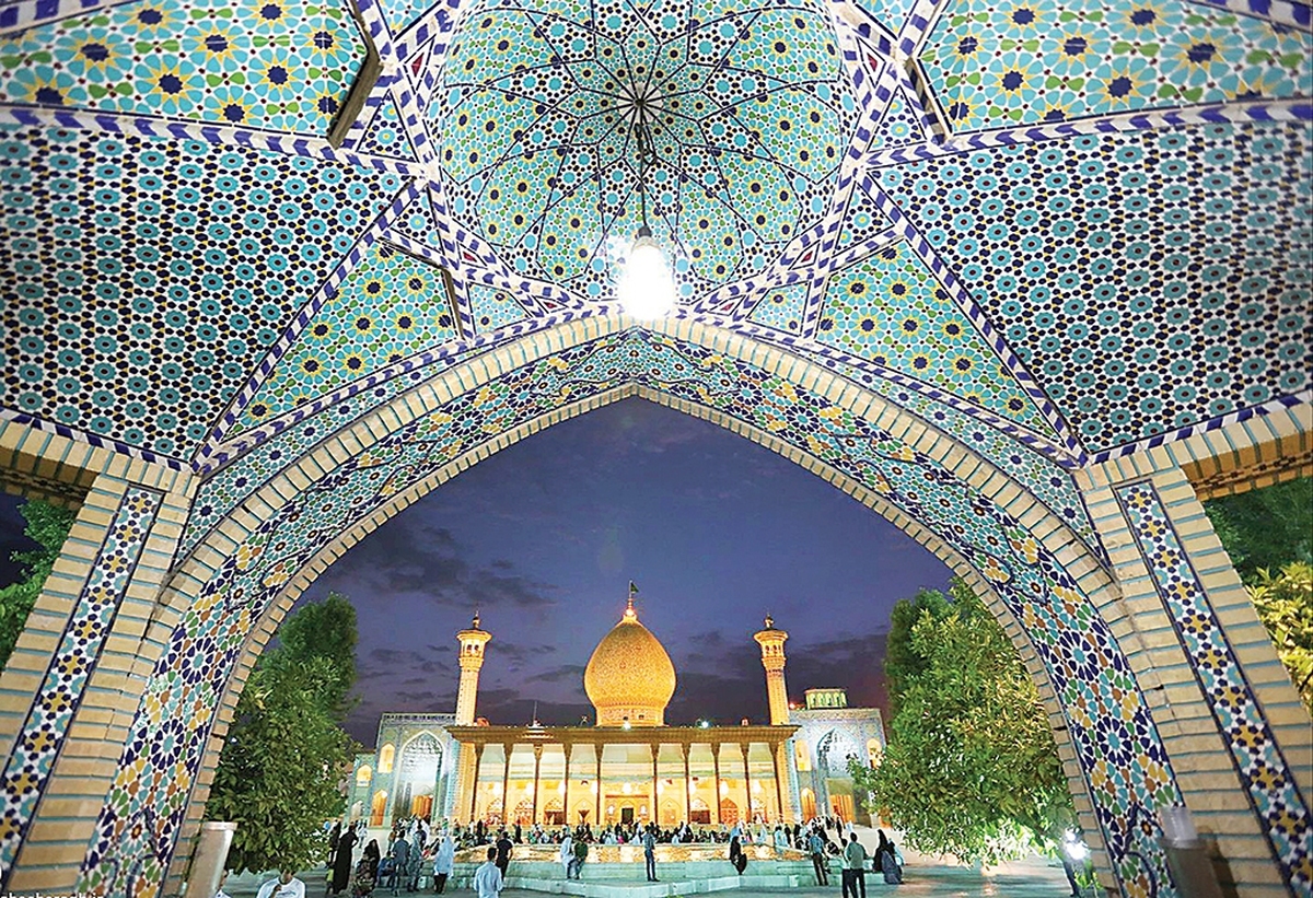 استان فارس با داشتن بیشترین تعداد امامزاده‌های ثبت‌شده در کشور و نیز میزبانی چندین حرم پراهمیت، از ظرفیت بسیار بالایی برای تبدیل به کانون گردشگری مذهبی در سطح ایران و حتی جهان برخوردار است. این استان می‌تواند با تلفیق جاذبه‌های مذهبی، تاریخی و فرهنگی خود، تجربه سفری بی‌نظیر برای زائران و گردشگران داخلی و خارجی رقم بزند.