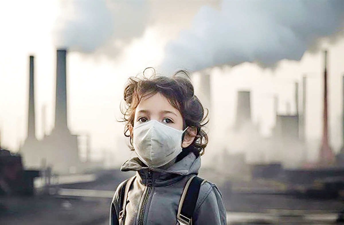 مد‌ت‌هاست که پدیده آلودگی هوا، به‌ویژه در فصول سرد سال، چارچوب‌های یک معضل محیط زیستی را رد کرده و و تبدیل به ‌بحران سلامت برای همه افراد جامعه و به‌ویژه گروه‌های خاص شده است. یکی از این گروه‌های حساس که تاثیرپذیری بیشتری از آلودگی هوا دارند، کودکان هستند. آمارها و نتایج تحقیقات علمی تایید می‌کند که کودکان‌ در مناطق شهری و صنعتی نسبت به بزرگسالان با خطرات بیشتری درخصوص آلودگی هوا مواجه هستند و این مسأله پیامدهای جبران‌ناپذیری بر سلامت آنها دارد، آن‌قدر که سازمان‌های بین‌المللی مانند سازمان جهانی بهداشت هم هشدارهای مکرری درخصوص این بحران صادر کرده‌اند اما آلودگی هوا، چطور سلامت کودکان را تهدید می‌کند و ما چگونه می‌توانیم اثرگذاری هوای خاکستری بر کودکان را به حداقل برسانیم؟