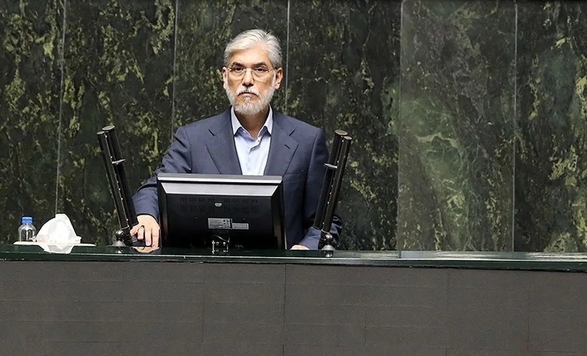 دیروز‌ وزیر علوم، تحقیقات و فناوری برای پاسخ به سؤال تعدادی از نمایندگان پا به بهارستان گذاشت تا درباره برنامه عملیاتی وزارت علوم برای حل چالش‌های فعلی آموزش عالی توضیحاتی ارائه کند. در پایان کار نیز نماینده مردم قم از‌ پاسخ‌های وزیر به‌صورت مشروط اقناع شد و به این ترتیب قرار است وزیر علوم ظرف سه ماه طرح مشخصی برای تحقق نقش مؤثر دانشگاه‌ها در حل مسائل ملی ارائه کند؛ درغیراین صورت موضوع به کمیسیون اصل ۹۰ ارجاع خواهد شد.