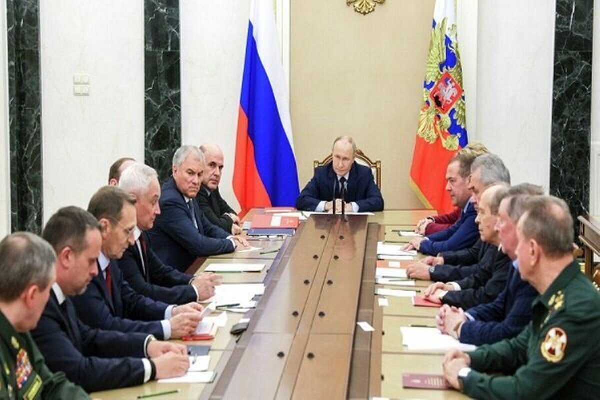 رئیس جمهور روسیه در نشست با اعضای دائم شورای امنیت این کشور اعلام کرد: اظهارات ترامپ درباره آزمایش‌های هسته‌ای آمریکا مسئله‌ای جدی است.