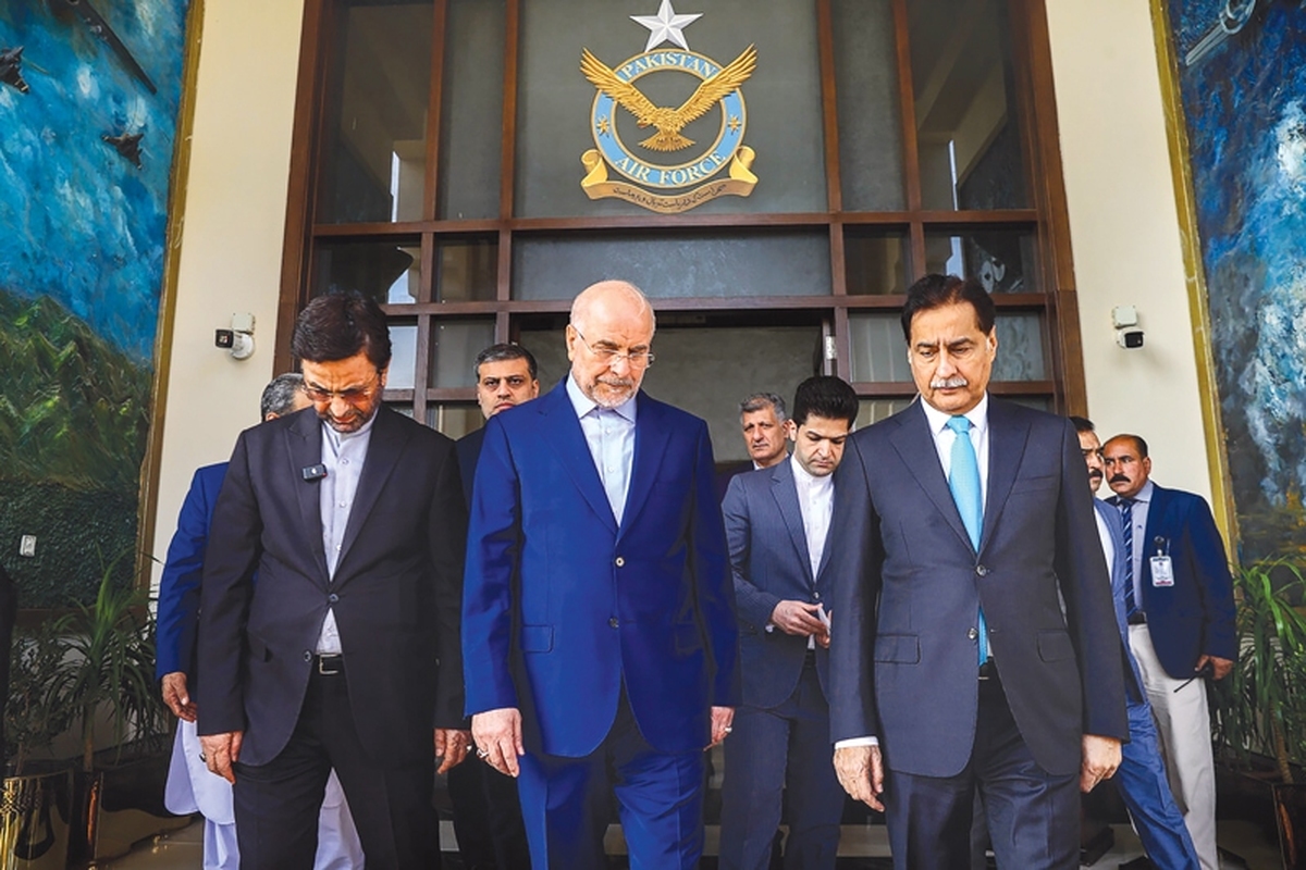 دکتر  محمدباقر قالیباف، رئیس مجلس شورای اسلامی ایران، صبح دیروز برای سفر رسمی سه‌روزه وارد پایگاه هوایی نورخان اسلام‌آباد شد. این سفر به دعوت رسمی ایاز صادق، رئیس مجلس ملی پاکستان انجام شده و هیات همراه قالیباف شامل ترکیبی متنوع از نمایندگان مجلس، کارشناسان اقتصادی، مسئولان امنیتی مرزی و دیپلمات‌های ارشد است. در بدو ورود، استقبال گرم ایاز صادق و رضا امیری‌مقدم، سفیر جمهوری اسلامی ایران در پاکستان، نه تنها یک پروتکل دیپلماتیک استاندارد بود بلکه پیام سیاسی عمیقی در شرایط پرتنش منطقه‌ای به شمار می‌رود. این استقبال که با حضور مقامات ارشد نظامی و امنیتی پاکستان همراه بود، نشان‌دهنده عزم اسلام‌آباد برای ارتقای روابط به سطحی فراتر از تعاملات روتین است.