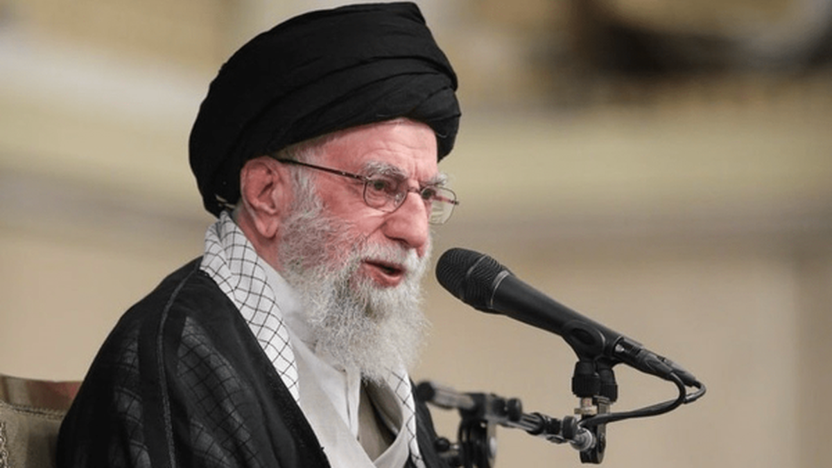 تحلیل مؤسسه واشنگتن از سخنرانی اخیر رهبر انقلاب اسلامی نشان می‌دهد که تهران دیگر نیازی به مذاکره یا عقب‌نشینی نمی‌بیند و آماده است در هر زمان و مکانی منافع آمریکا و اسرائیل را تحت فشار قرار دهد.