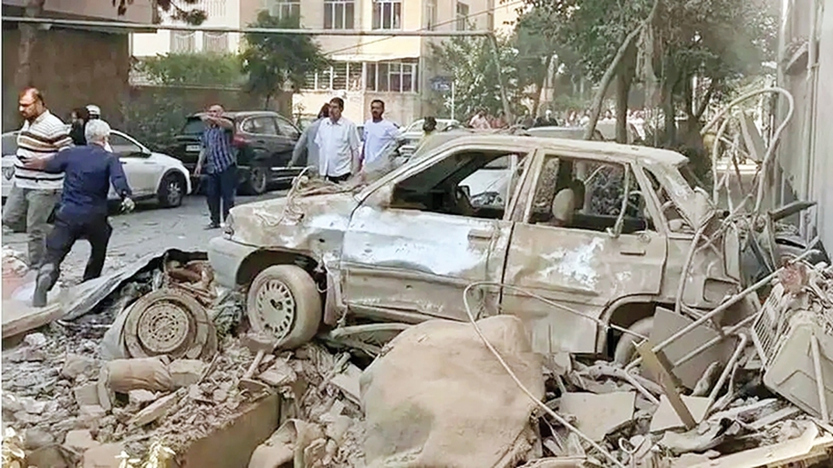 پایین‌بودن ضریب نفوذ بیمه، ناترازی صندوق‌های بازنشستگی و بدهی‌های انباشته دولت به سازمان‌های بیمه‌گر، سه چالش اصلی نظام بیمه‌ای کشور هستند که کارشناسان خواستار اصلاح فوری آنها شده‌اند.در شرایطی که نظام بازنشستگی و صنعت بیمه کشور با چالش‌های مالی و ساختاری متعددی دست‌وپنجه نرم می‌کنند، کارشناسان نسبت به آینده این حوزه هشدار می‌دهند. پایین بودن ضریب نفوذ بیمه، ضعف فرهنگ بیمه‌ای در میان مردم، ناترازی صندوق‌های بازنشستگی و بدهی‌های انباشته دولت به سازمان‌های بیمه‌گر ازجمله مهم‌ترین معضلاتی است که می‌تواند ثبات مالی کشور را تحت‌تأثیر قرار دهد. 