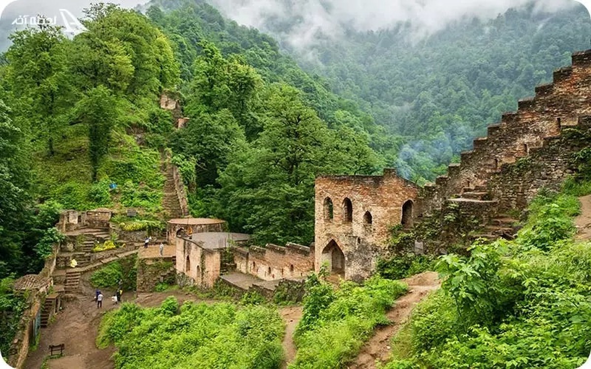 اراضی ملی استان سمنان به‌عنوان بخشی از سرمایه‌های طبیعی و بیت‌المال، همواره در معرض تهدید و تصرف سودجویان بوده است. دستگاه‌های قضایی و اجرایی استان در سال‌های اخیر اقدامات قابل‌توجهی برای آزادسازی و حفاظت از این عرصه‌ها انجام داده‌اند و براساس آخرین گزارش‌های رسمی، در سال‌جاری بیش از ۸۰۰ هزار مترمربع از اراضی ملی استان سمنان که مورد تصرف و تخریب زمین‌خواران قرار گرفته بود، آزادسازی شده است. دولت با اجرای عملیات قضایی و گشت‌های حفاظتی، برخورد قاطعی را با این متجاوزان آغاز کرده است. اما نکته حائز اهمیت این‌که با اجرای کامل طرح کاداستر، سمنان اولین استانی است که تمامی اراضی ملی در آن سنددار شده است.