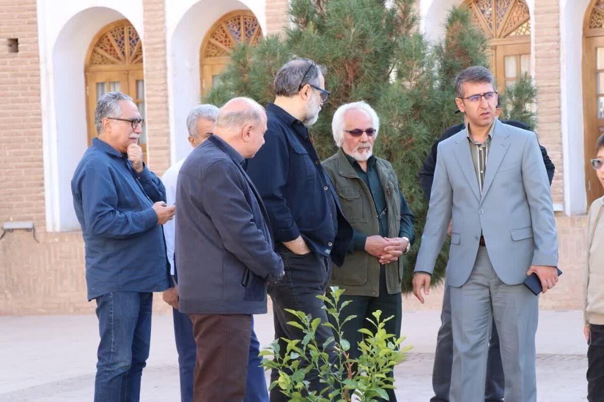 جمعی از اعضای خانه سینما و سینماگران کشور با هدف معرفی ظرفیت‌ های فرهنگی، گردشگری و صنعتی کرمان به فعالان عرصه سینما، به این استان آمدند تا فصل تازه‌ای از همکاری‌ها برای تولید آثار سینمایی رقم بخورد.