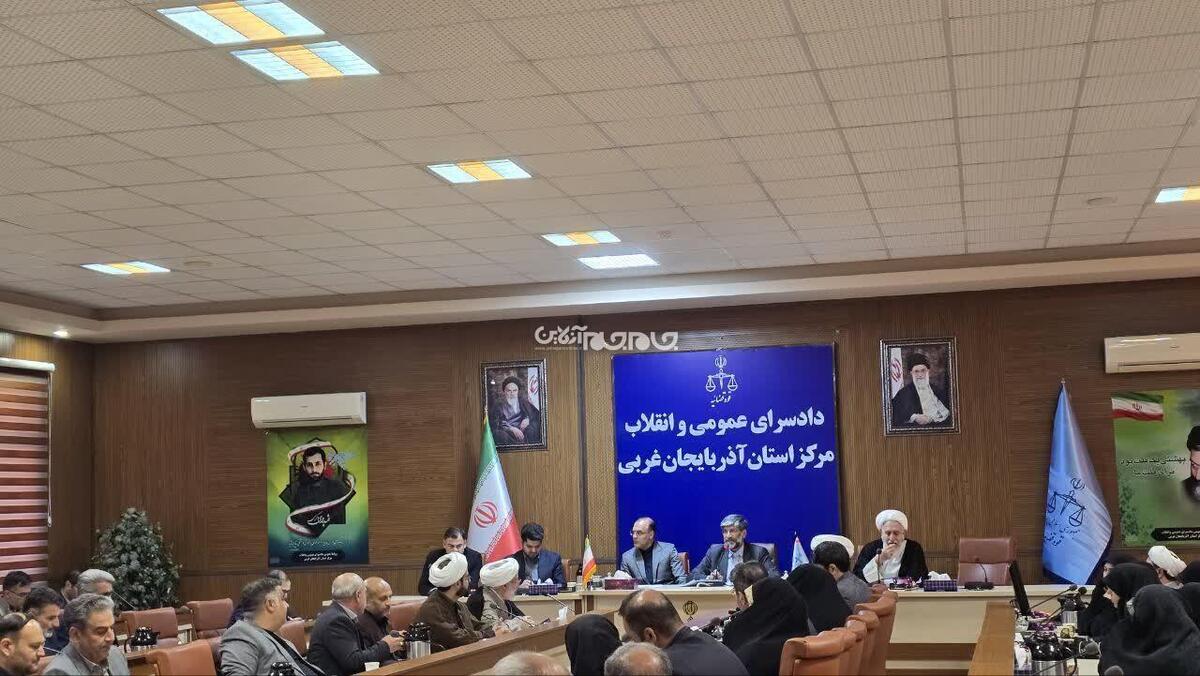 رئیس‌کل دادگستری آذربایجان‌غربی در جلسه حفاظت از حقوق عامه با موضوع صیانت از حریم عفت عمومی، با تأکید بر ضرورت ترویج فرهنگ امر به معروف و نهی از منکر، گفت: افرادی که به‌صورت هدفمند اقدام به قبح‌زدایی و هنجارشکنی می‌کنند باید با برخورد قاطع مواجه شوند؛ اما در مواجهه با افراد ناآگاه باید رویکرد ارشادی و فرهنگ‌سازی در پیش گرفته شود.