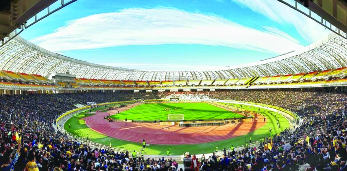 طولانی شدن زمان بازسازی ورزشگاه آزادی، با انتقادات زیادی مواجه شده که بخشی از آن از سوی داخلی‌ها از جمله چهره‌های فوتبالی بوده و بخش دیگرش رنگ و بوی تخریب جمهوری اسلامی ایران گرفته است. عده‌ای نیز با اشاره به ساخت ورزشگاه آزادی در دوران قبل از انقلاب، این تخریب‌ها را برجسته‌تر کرده و می‌گویند بعد از انقلاب، ساخت و ساز درست و اصولی برای میزبانی بازی‌های فوتبال صورت نگرفته است.