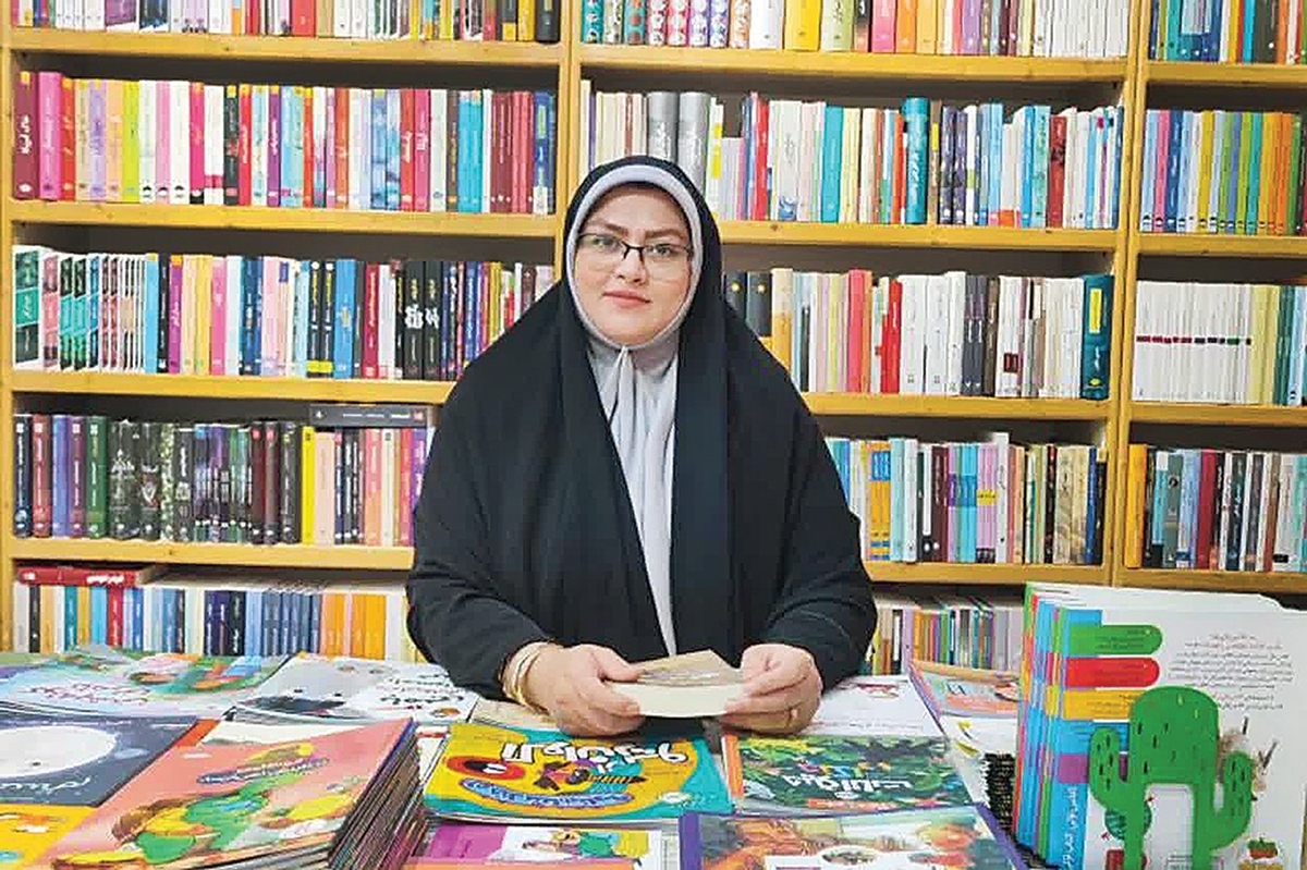 کتاب «روی ماه دی» روایتی مستند و داستانی از زندگی بانو مرضیه خلیفه، مادر شهیدان گنجی است؛ زنی که نامش شاید در تاریخ رسمی کمتر آمده اما در دل هر روایتی از ایمان و پایداری، حضوری درخشان دارد. نویسنده این اثر، سیده‌مریم گلچمن، از چهره‌های جوان و دغدغه‌مند عرصه ادبیات پایداری است که با نگاه پژوهشگرانه و قلمی آمیخته به احساس، توانسته تصویری زنده و انسانی از مادری بی‌بدیل ترسیم کند. گفت‌وگویی که در ادامه می‌خوانید، نگاهی دارد به تجربه‌ها، انگیزه‌ها و مسیر خلق این اثر.