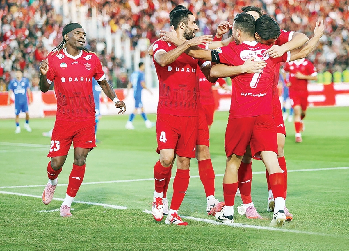 تماشاگرانی که عصر دیروز ورزشگاه شهدای شهر قدس را ترک می‌کردند، در خوشحال‌ترین وضعیت ممکن طی یک و سال و نیم اخیر بودند. دیگر نه صدای اعتراض و شعارهای «حیا کن رها کن» از روی سکوها شنیده می‌شد و نه دیگر یک نمایش کسل‌کننده و به دور از هیجان از بازیکنان پرسپولیس دیده شد. اوسمار ویرا در فرصت کمتر از یک هفته‌ای که داشت، توانست گوشه‌ای از تغییرات مدنظرش برای قرمزها را به نمایش بگذارد و نتیجه‌اش شد پیروزی ۳ بر صفر مقابل استقلال خوزستان و رسیدن به رده‌های بالای جدول.