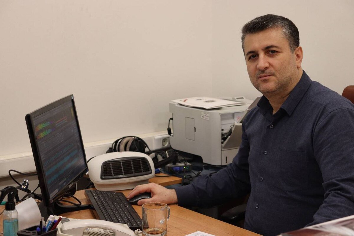 مهدی حسینی بیش از دو دهه است که در جهان صدا نفس می‌کشد؛ از سخت‌افزار و نرم‌افزار‌های پردازشی گرفته تا طراحی و نوسازی استودیوها. او امروز مدیریت استودیو‌های معاونت صدا در اداره کل تولید و فنی را بر عهده دارد؛ جایی که هر روز ده‌ها برنامه رادیویی برای پخش آماده می‌شوند.