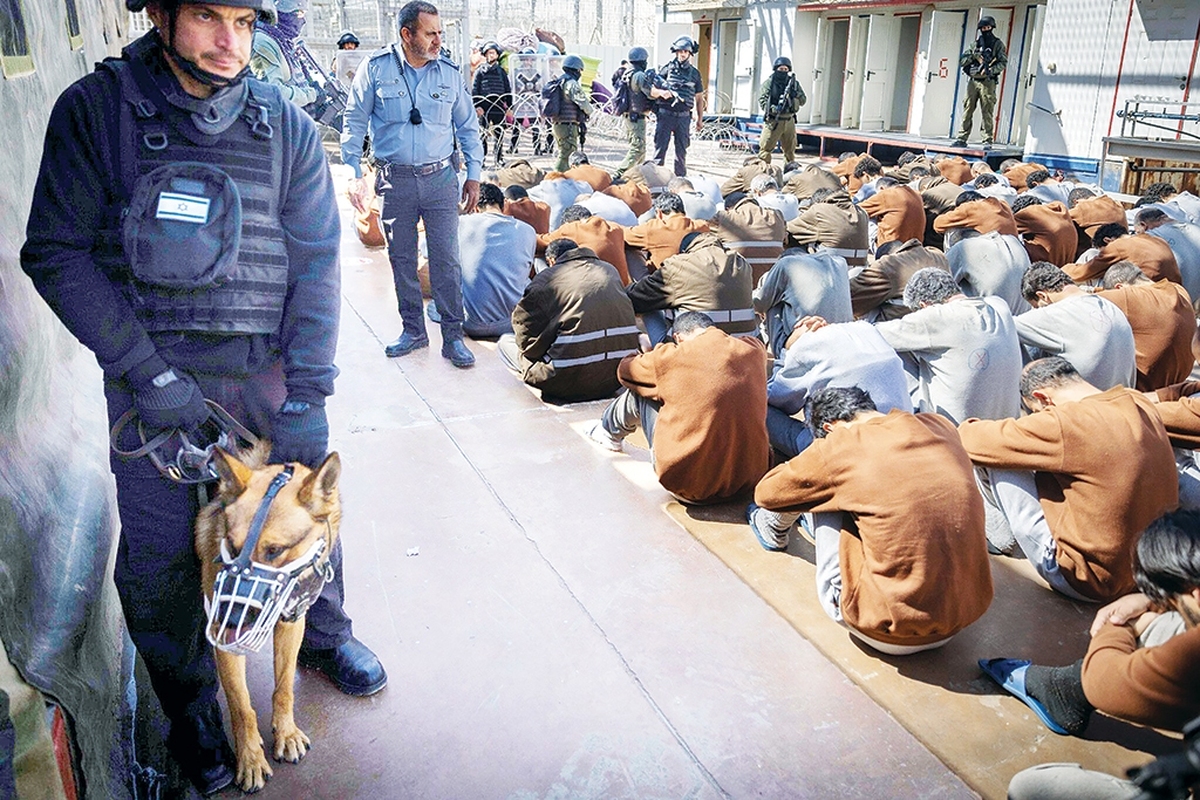 رژیم صهیونیستی ده‌ها شهروند فلسطینی از نوار غزه را در یک زندان زیرزمینی به‌طور کامل در انزوا نگه داشته است‌؛ اسرایی که هرگز نور روز رانمی‌بینند، ازغذای کافی محرومندو امکان دریافت اخبار ازخانواده‌هایاجهان بیرون برای‌شان فراهم نیست.