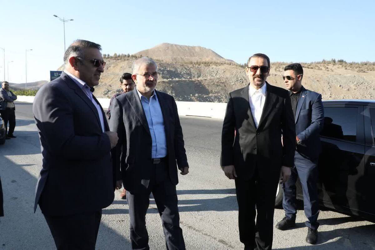 مهدی سنائی، مشاور سیاسی رئیس‌جمهور، صبح یکشنبه ۱۸ آبان ماه ۱۴۰۴ با استقبال عبداللهی استاندار البرز و جمعی از مسئولان استانی وارد البرز شد.