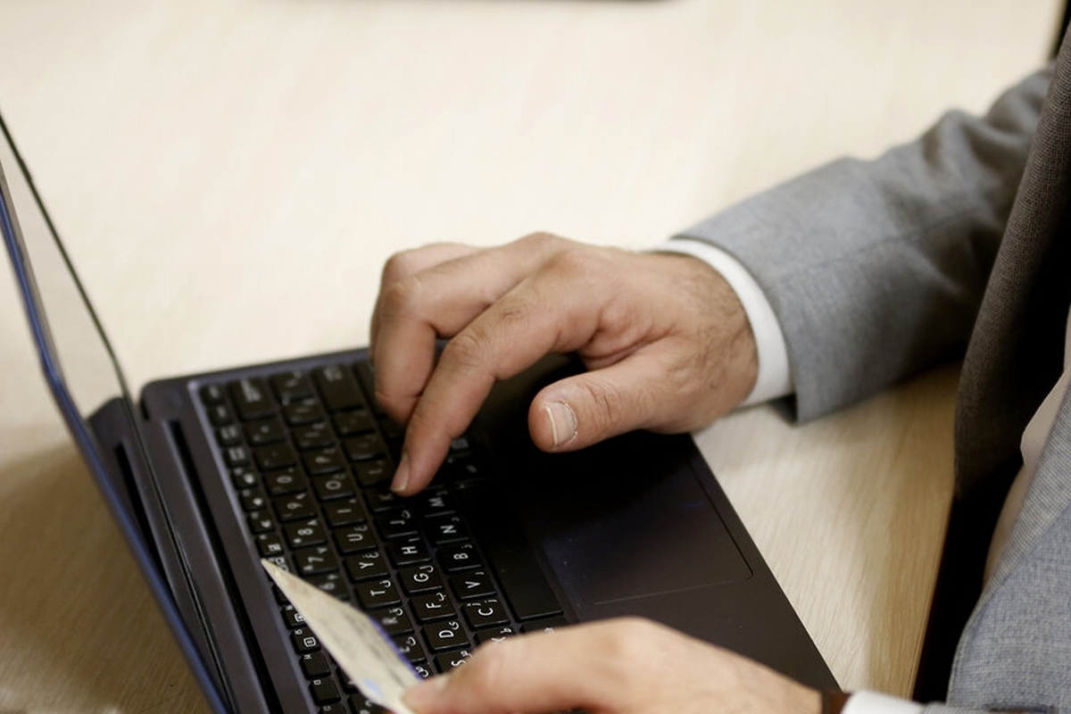 معاون مبارزه با جعل و کلاهبرداری پلیس آگاهی فراجا با هشدار نسبت به افزایش کلاهبرداری در بستر سکو‌های خرید و فروش اینترنتی گفت: پرداخت بیعانه، مهم‌ترین نقطه آغاز اغلب این کلاهبرداری‌هاست و کاربران باید از واریز هرگونه وجه پیش از رؤیت کالا به‌طور جدی خودداری کنند.