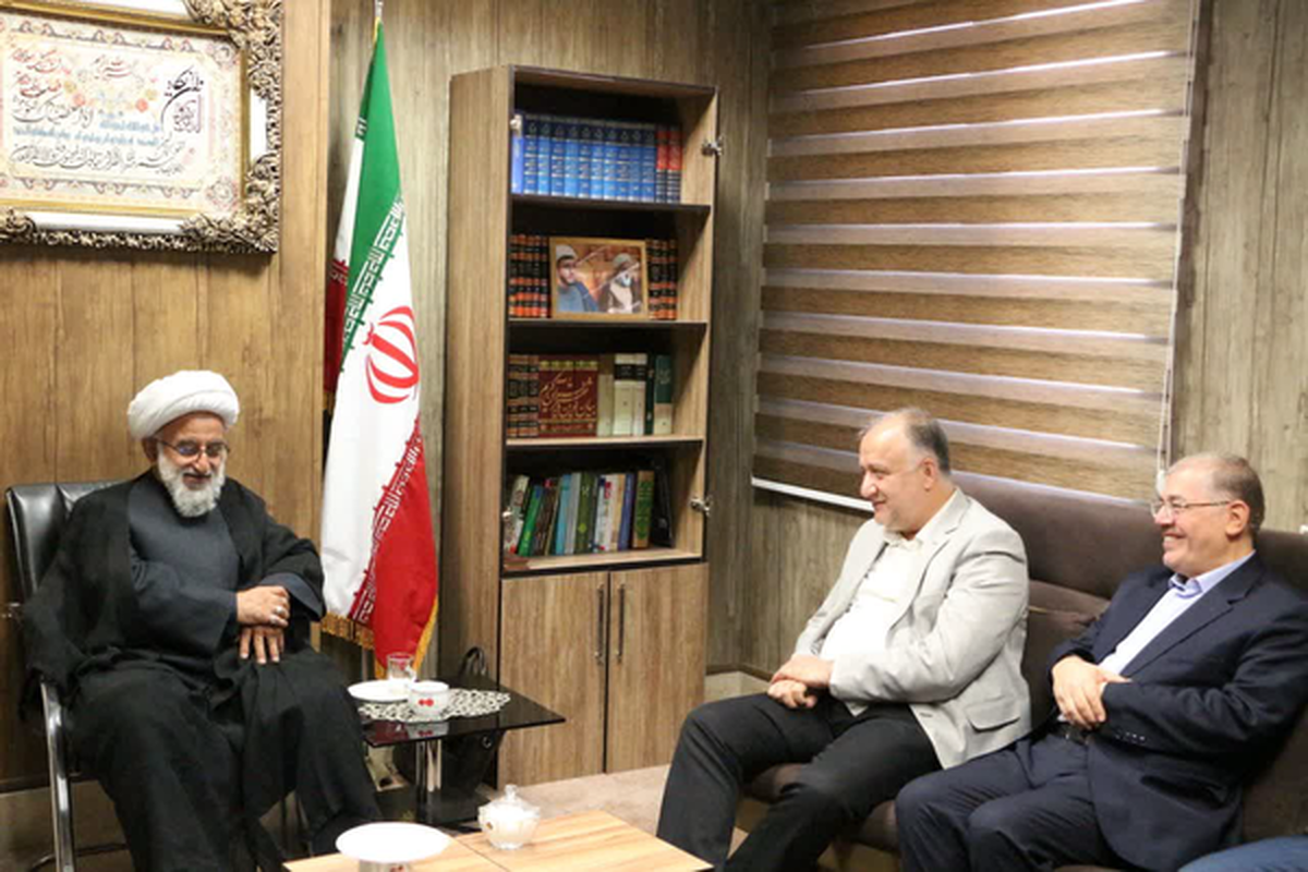 مهدی مهرور فرماندار ویژه کرج با آیت الله ردائی عضو مجلس خبرگان رهبری در دفتر ایشان دیدار و گفتگو کردند.