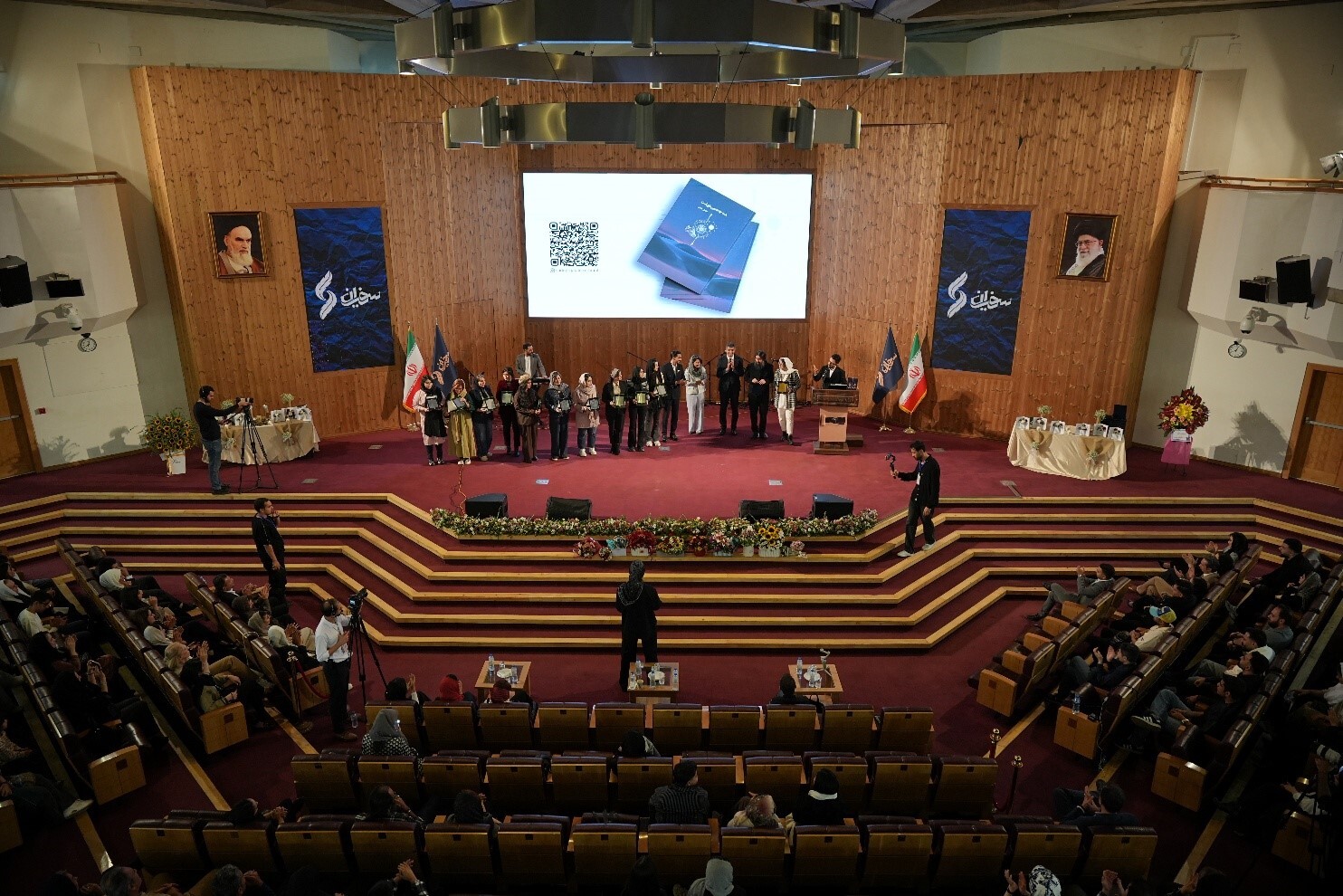 به بهانه ی مراسم رونمایی کتاب «همهجا همینطور است» گفتگویی انجام دادیم با نویسنده جوان این کتاب که با هم میخوانیم. به بهانه ی مراسم رونمایی کتاب «همهجا همینطور است» گفتگویی انجام دادیم با نویسنده جوان این کتاب که با هم میخوانیم.