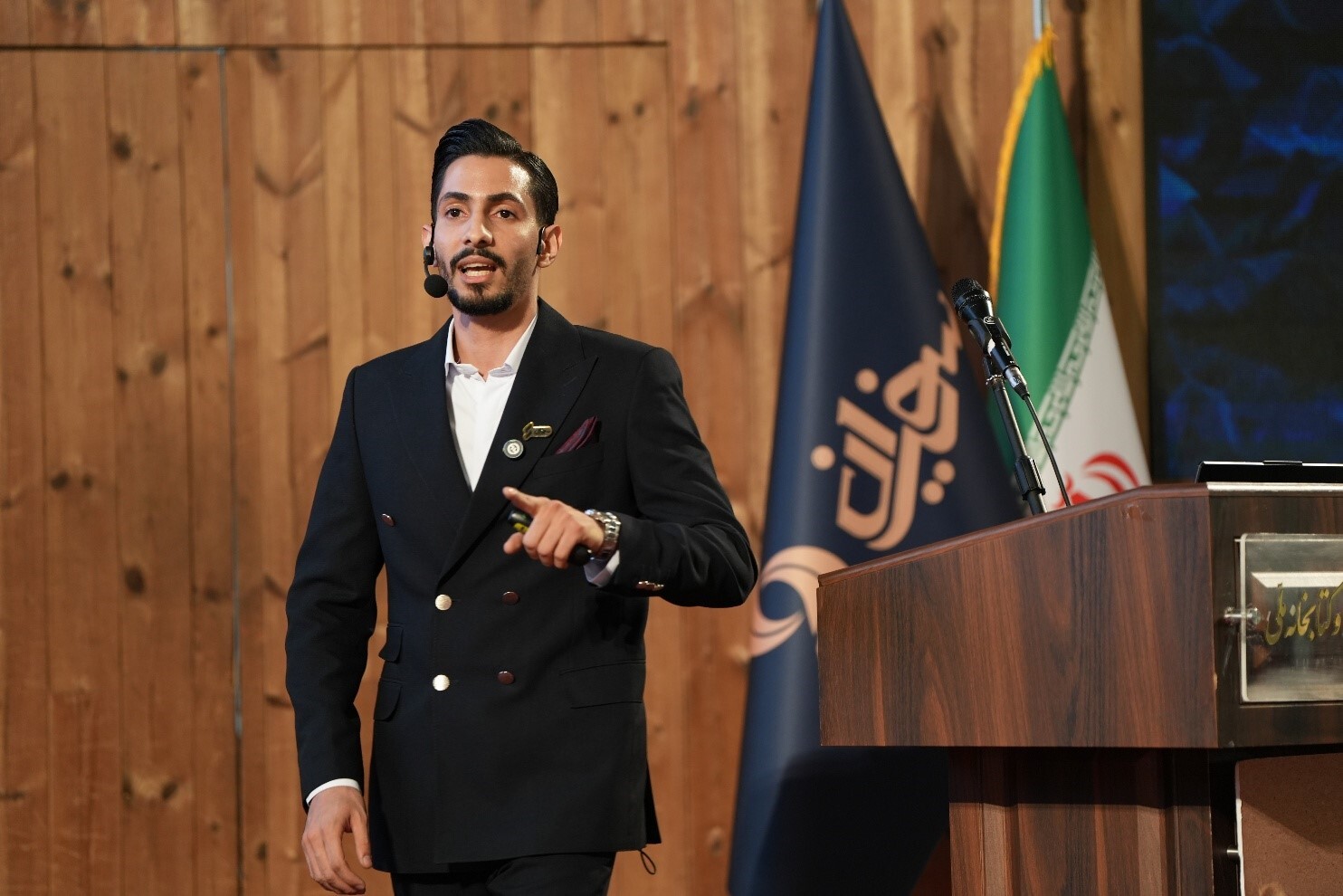 به بهانه ی مراسم رونمایی کتاب «همهجا همینطور است» گفتگویی انجام دادیم با نویسنده جوان این کتاب که با هم میخوانیم. به بهانه ی مراسم رونمایی کتاب «همهجا همینطور است» گفتگویی انجام دادیم با نویسنده جوان این کتاب که با هم میخوانیم.