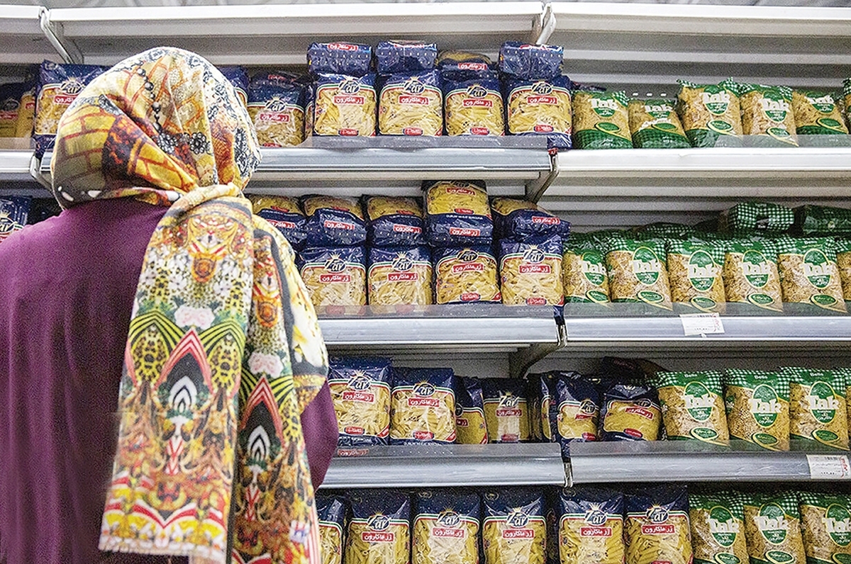 بازار کالاهای اساسی در ایران وارد مرحله‌ای شده که متوسط درآمد خانوارها به‌سختی پاسخگوی خرید یک ماه مواد غذایی ضروری است. بررسی‌ها نشان می‌دهد قیمت گوشت گوساله، مرغ، برنج و دیگر اقلام ضروری، با سرعتی بیشتر از نرخ تورم عمومی افزایش یافته و سبد غذایی خانوارهای شهری به‌‌طور بی‌سابقه‌ای کوچک شده است. از همین‌رو روزنامه جام‌جم به بررسی وضعیت بازار اقلام اساسی پرداخته که مشروح آن را در ادامه می‌خوانید.